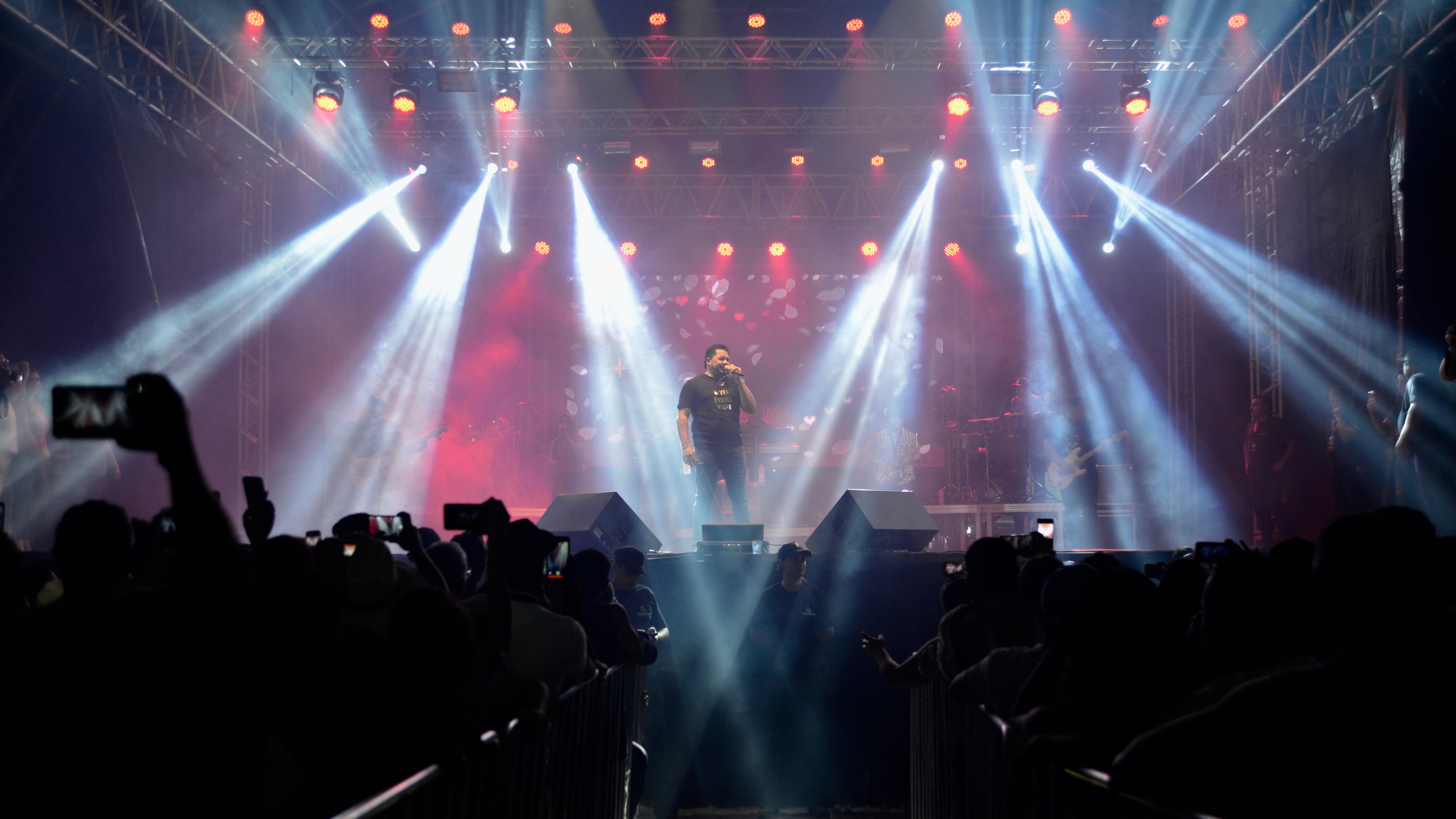 Zezo abre show na primeira noite do Arraiá da Capital e anima público presente