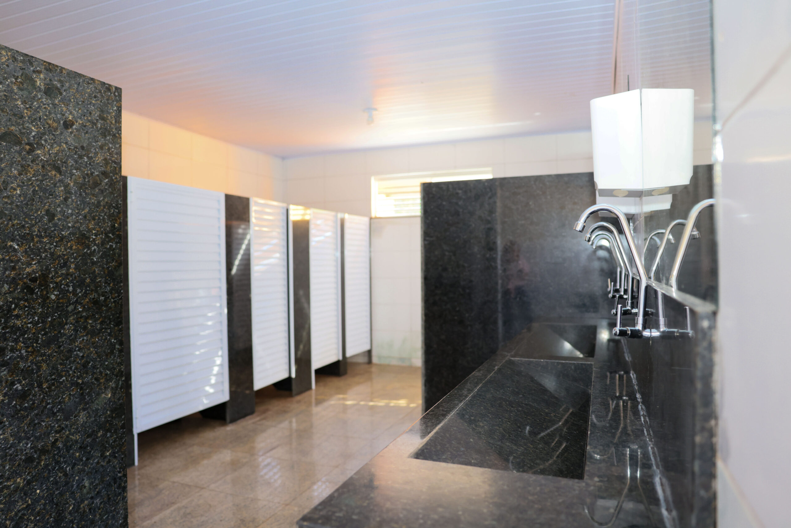 Banheiros da Praia da Graciosa são reabertos após reforma para melhoria da estrutura