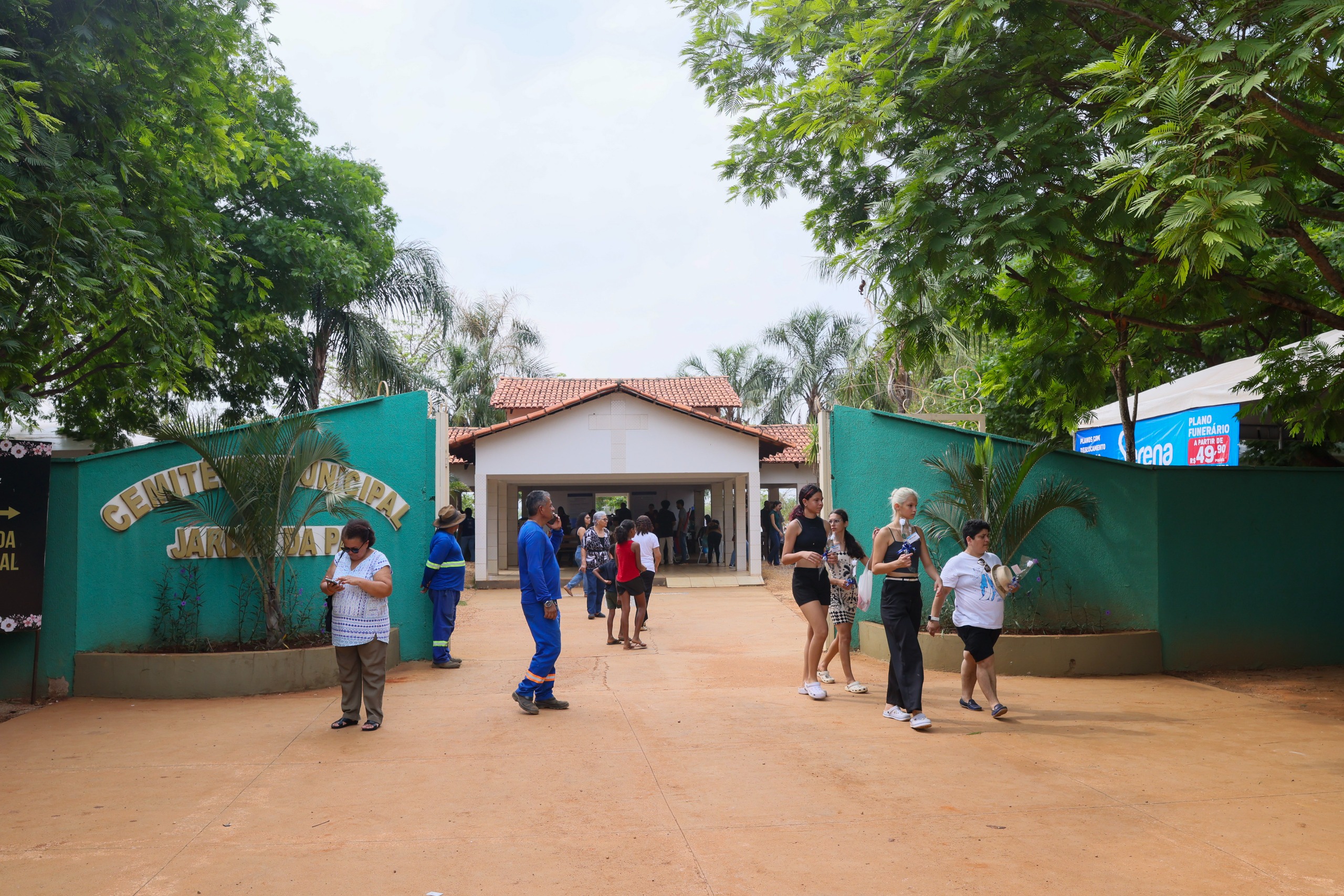 Cemitério Jardim da Paz recebeu grande público para este Dia de Finados