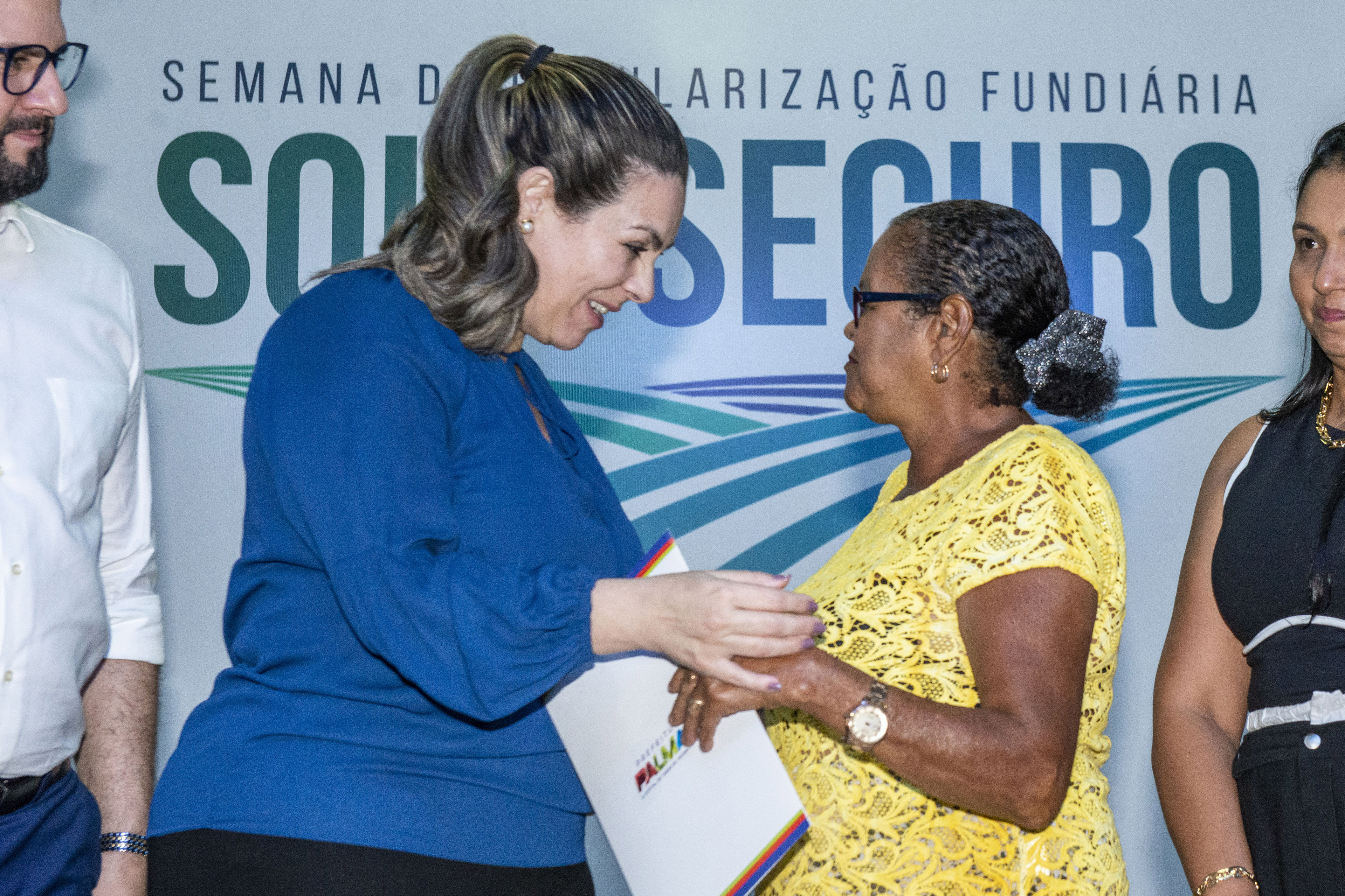 Prefeita Cinthia Ribeiro entrega títulos a 137 famílias do Lago Sul