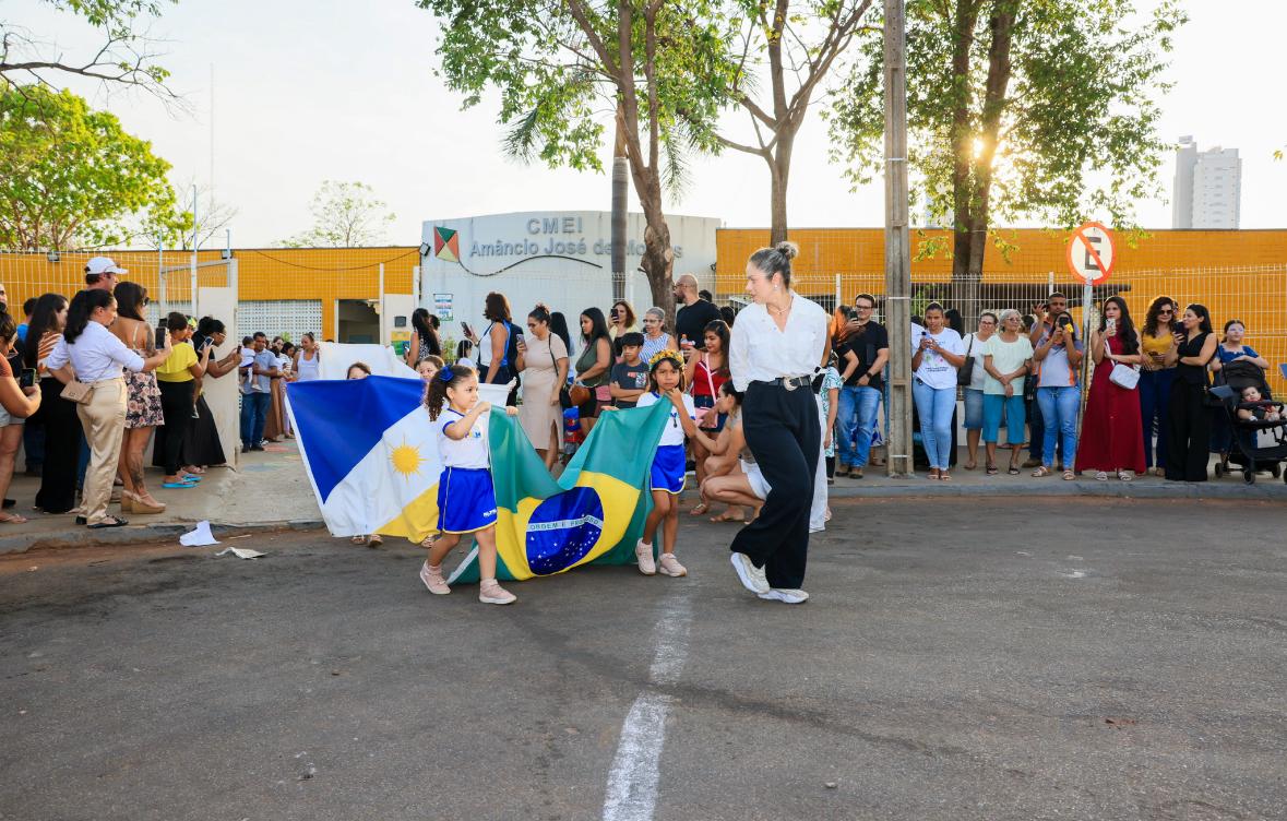 Cada pelotão levou um tema trabalhado em sala durante vários dias que antecederam o desfile
