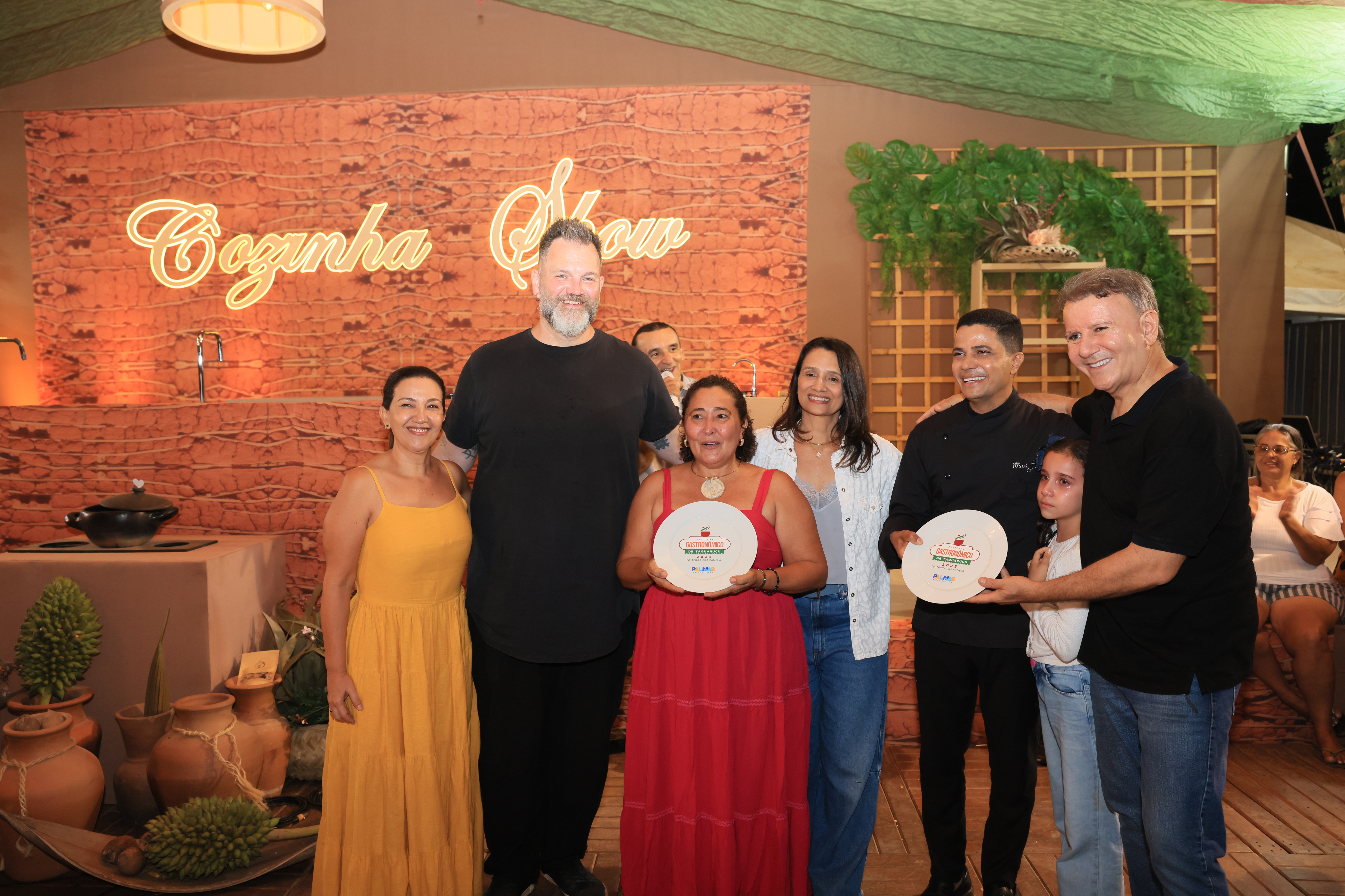 Ao lado de autoridades e do chef Jimmy Ogro, Maria Célia recebeu premiação na noite deste domingo, 7