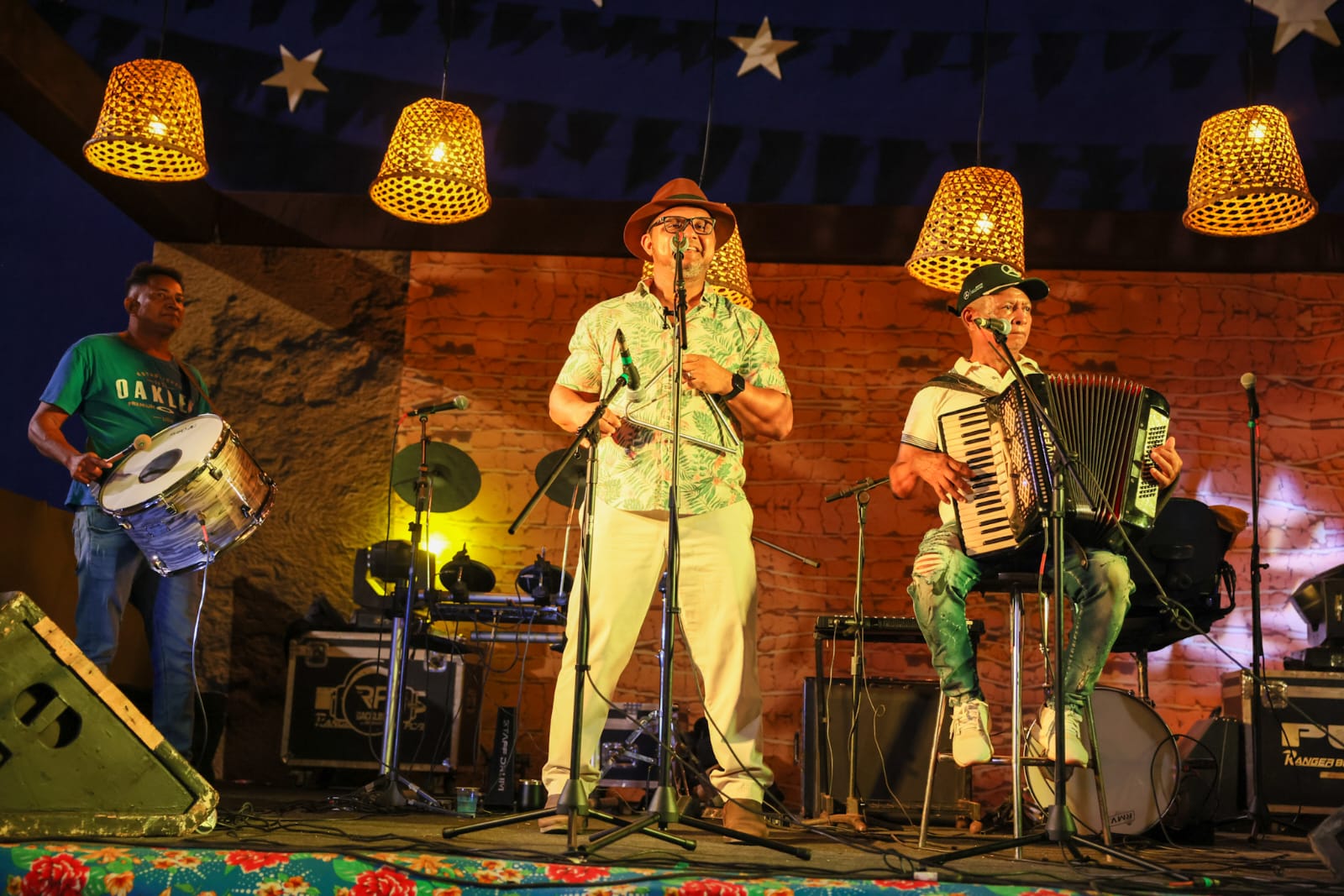 Sabino de Sá agitou a galera na Sala de Reboco ao som de muito forró animado - Foto : Lia Mara