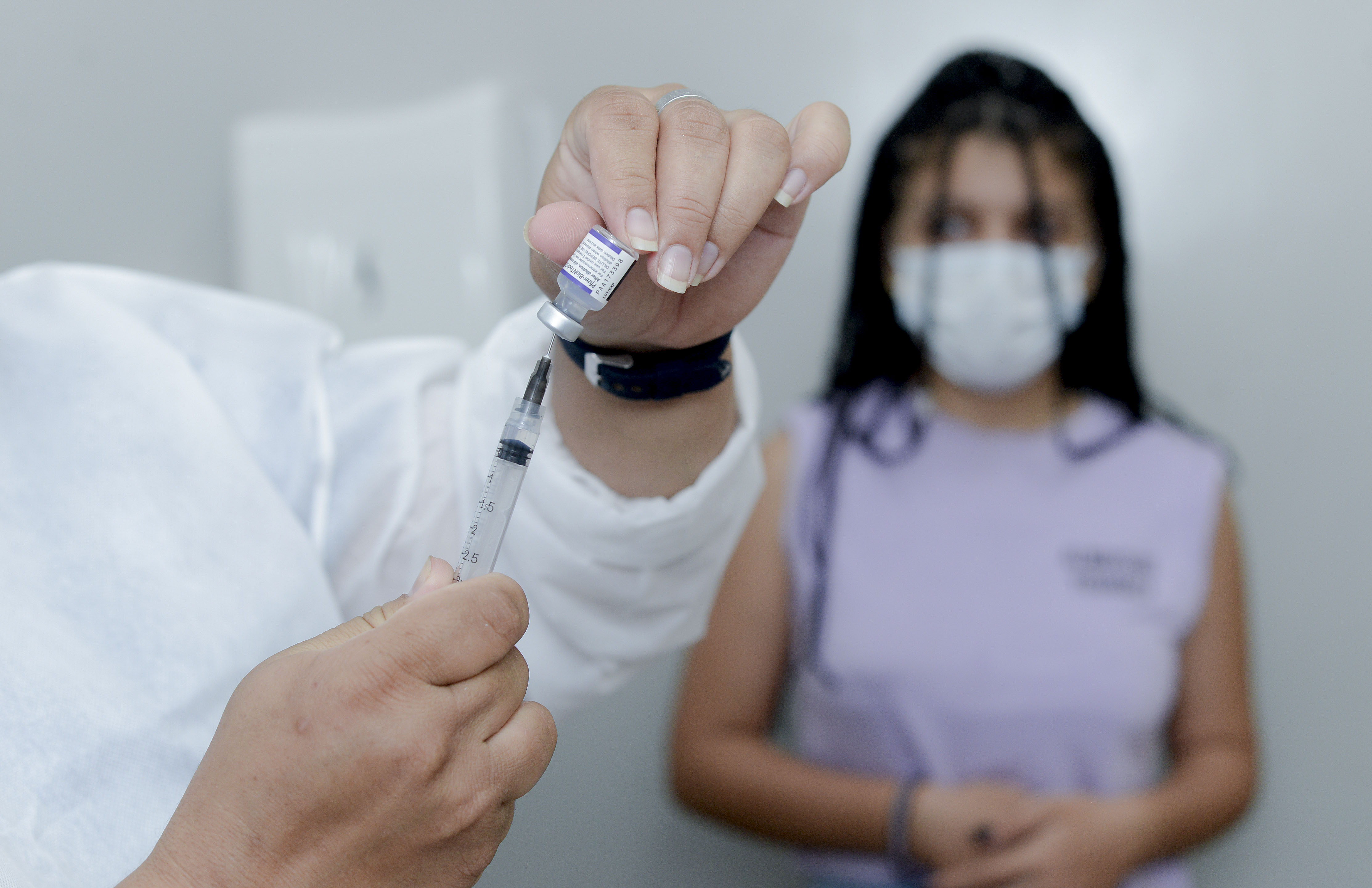 Vacinação contra a Covid-19 segue em 20 unidades de saúde nesta segunda, 27