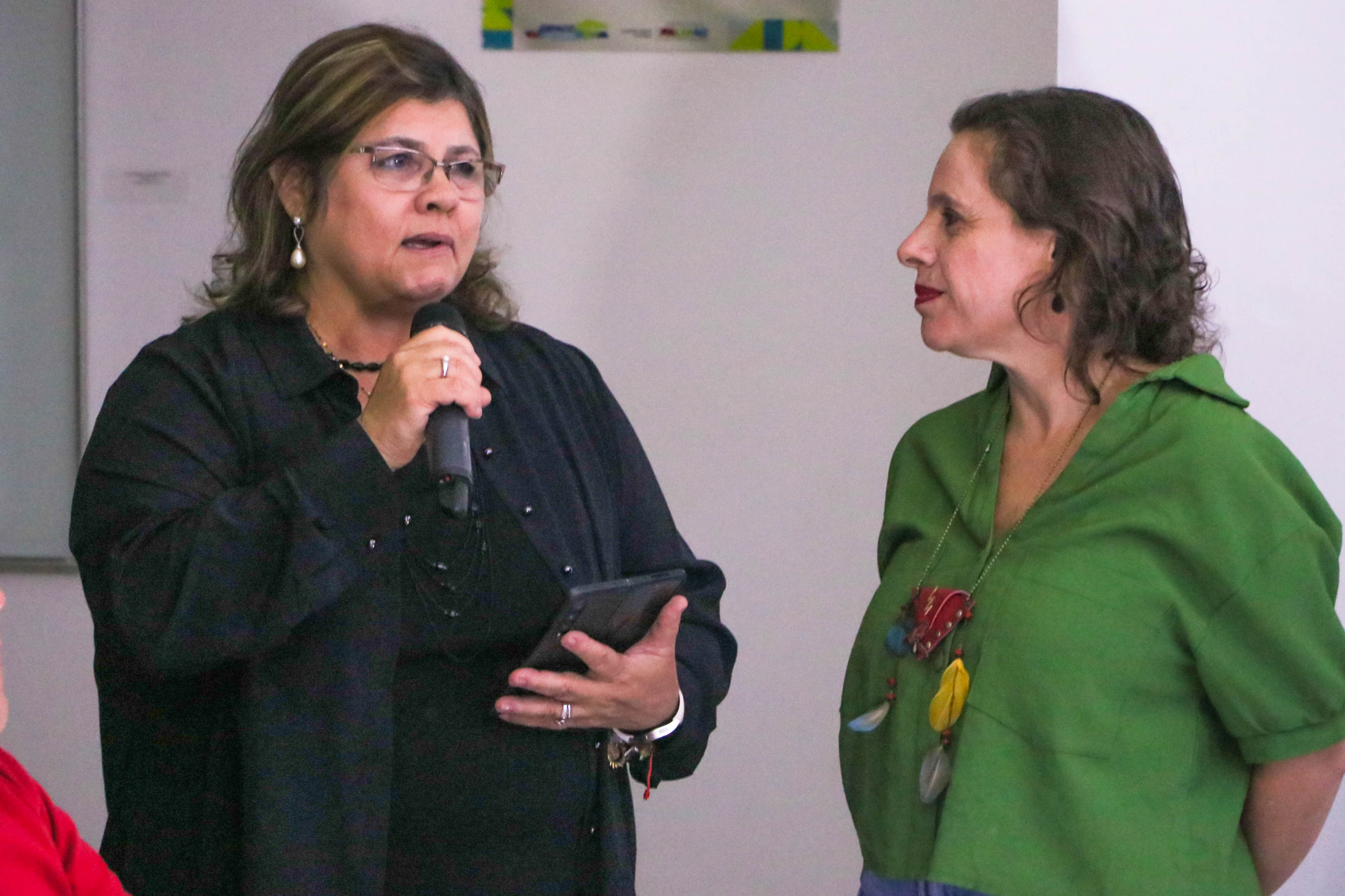 Para a presidente da FCP Luara Aquino (à esquerda), a arte tem o poder de alcançar o coração e o sentido das pessoas