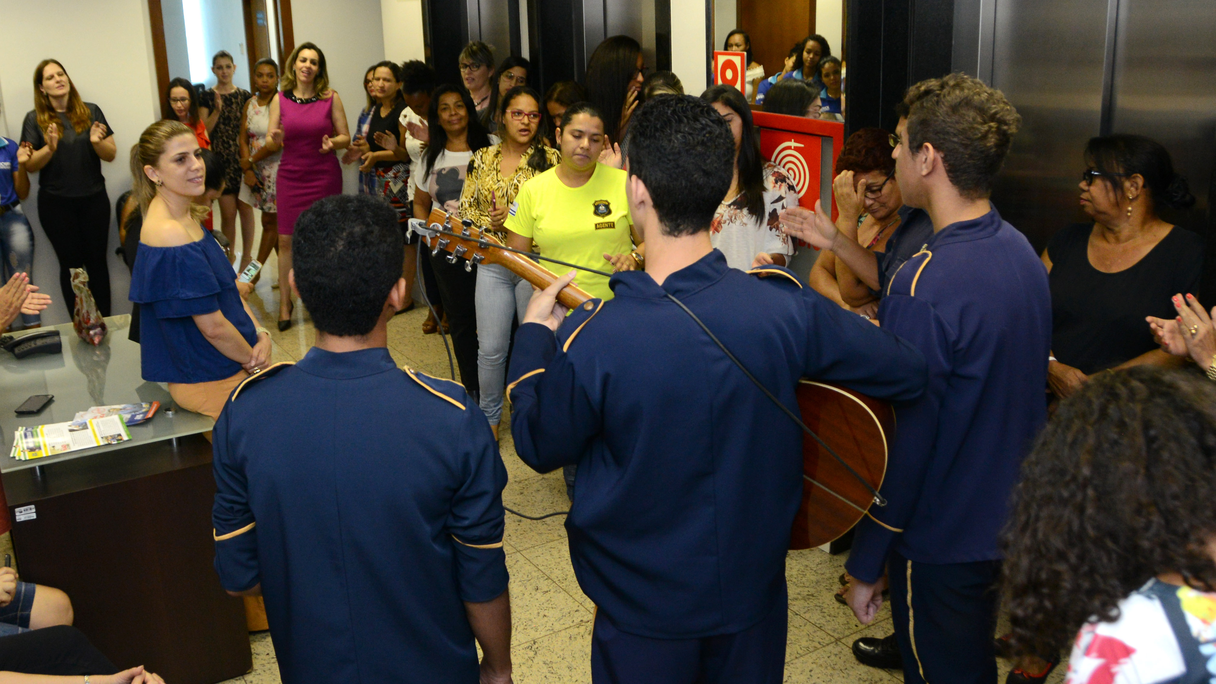 Prefeita em exercício homenageia servidoras pelo Dia da Mulher com a participação da Banda Mirim da GMP