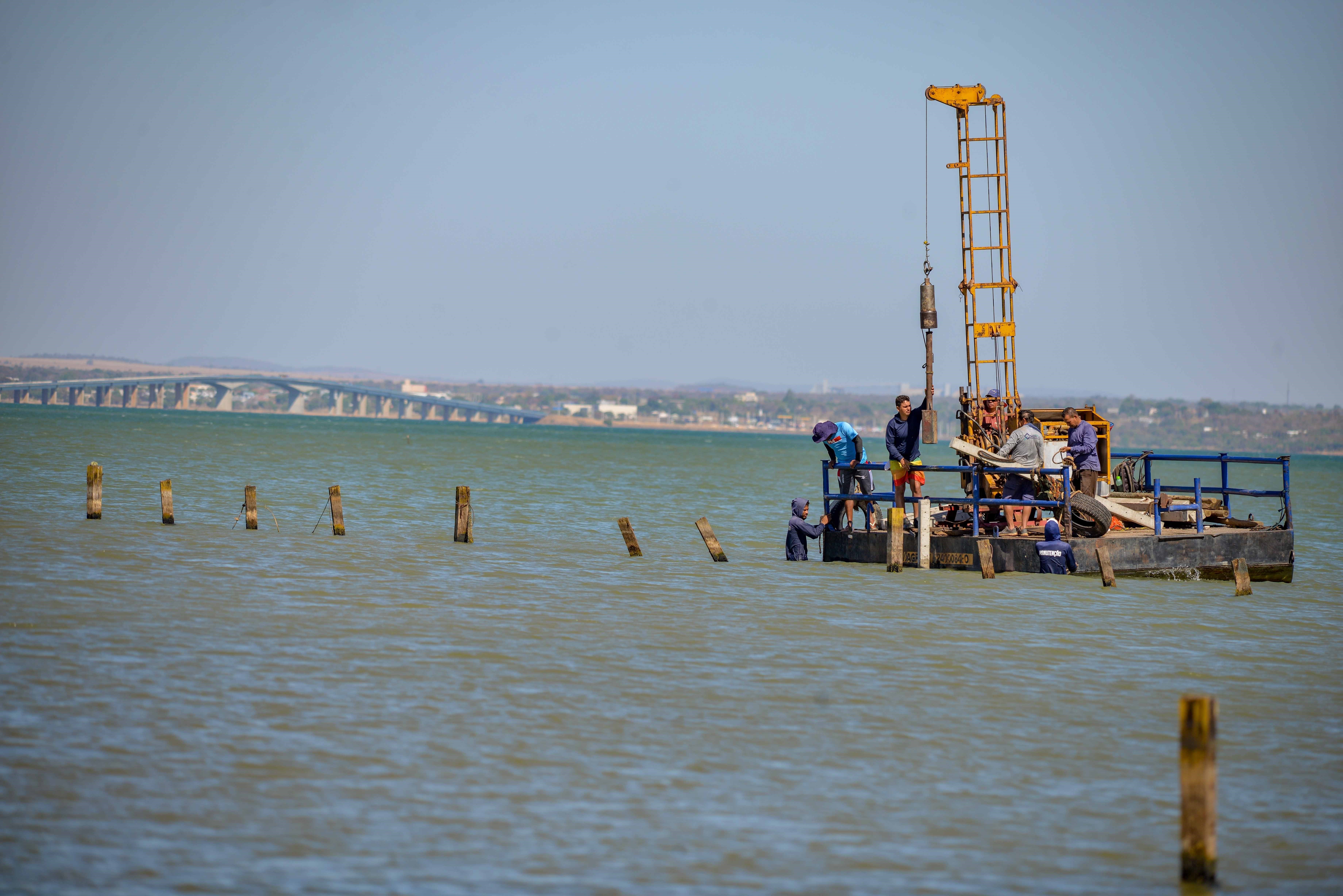 Praia das Arnos começa a receber nova estrutura de proteção de área de banho