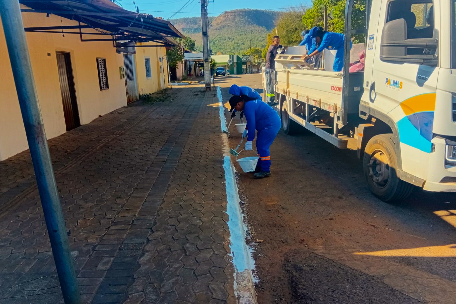 Pintura manual ao redor da Praça Joaquim Maracaipe, em Taquaruçu