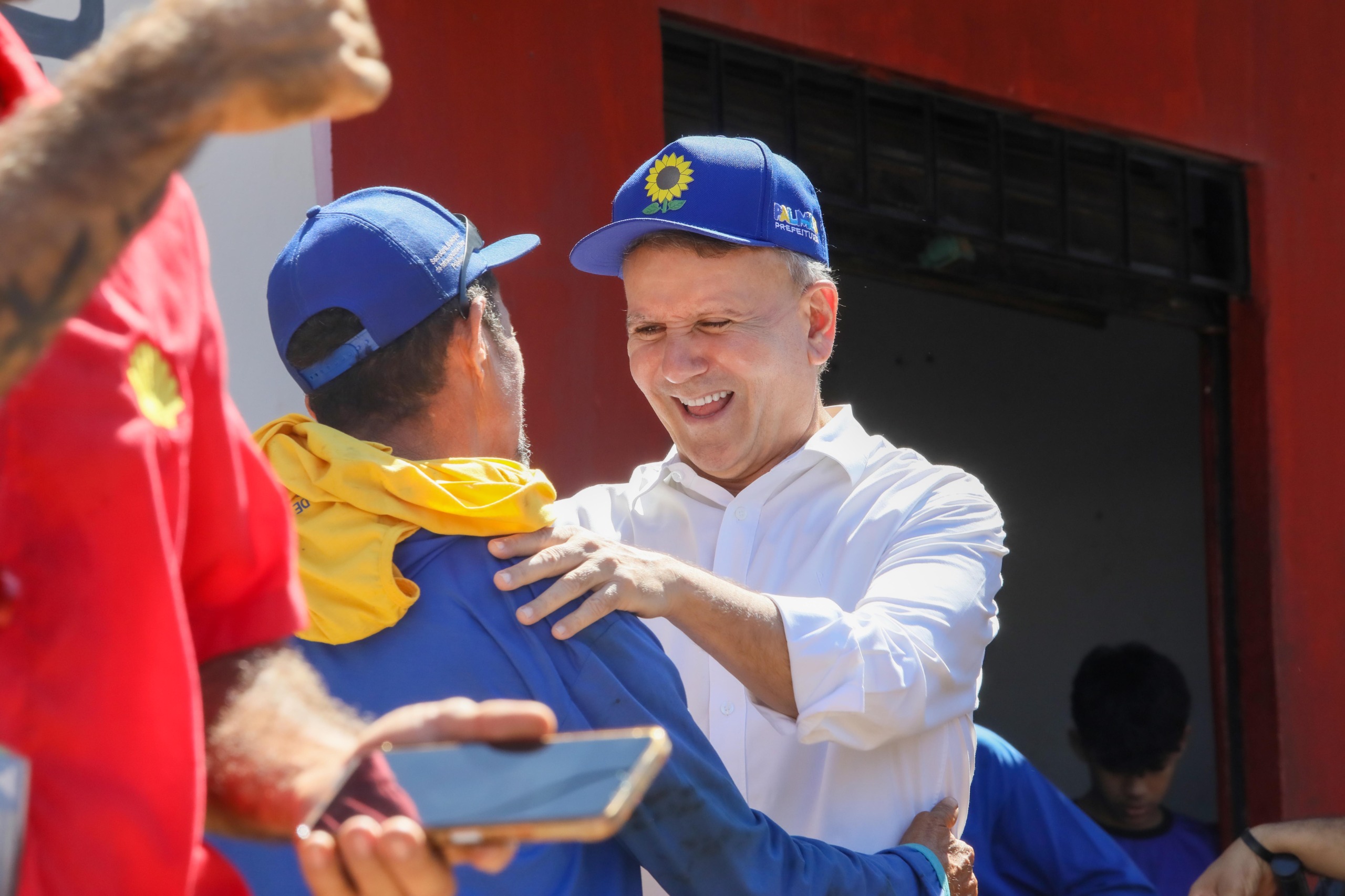 Prefeito Eduardo Siqueira conversou com trabalhadores e comerciantes da avenida Taquaruçu