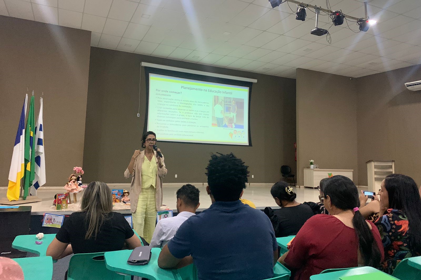 Professora da rede municipal e formadora da Diretoria da Educação Infantil, Evelyn Mataveli, ministrou sobre a temática do planejamento educacional