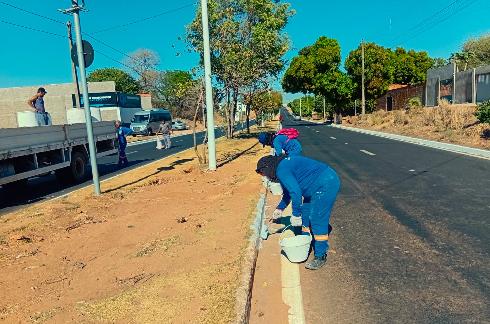Equipe da Zeladoria Urbana realiza pintura manual da Avenida Taquaruçu