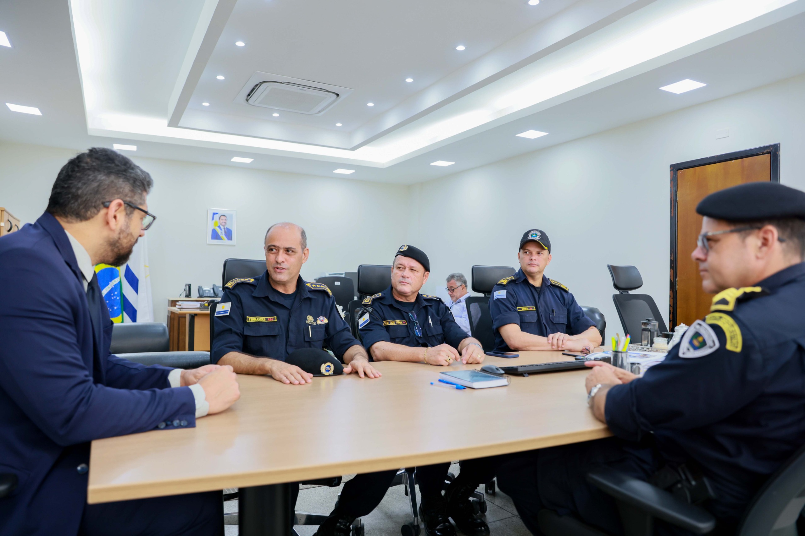 Comandante da Guarda Metropolitana de Palmas, Gilmar Fernandes ,e Secretário de Segurança Pública, Bruno Azevedo, alinham diretrizes para confecção de carteira funcional dos GMPs