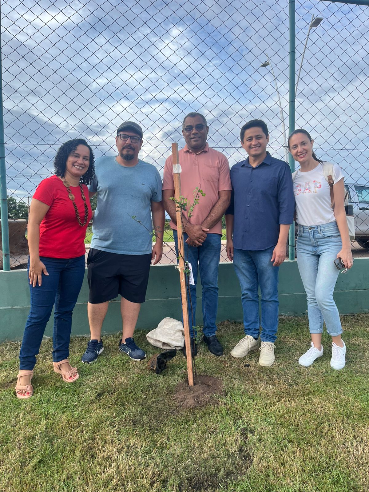 Equipe plantou uma árvore nativa durante o evento