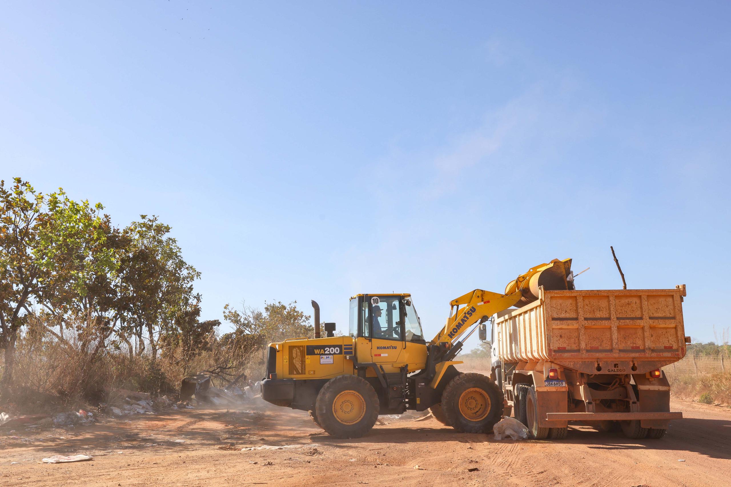Equipes da Prefeitura de Palmas realizaram força-tarefa para retirar entulhos e evitar um lixão a céu aberto