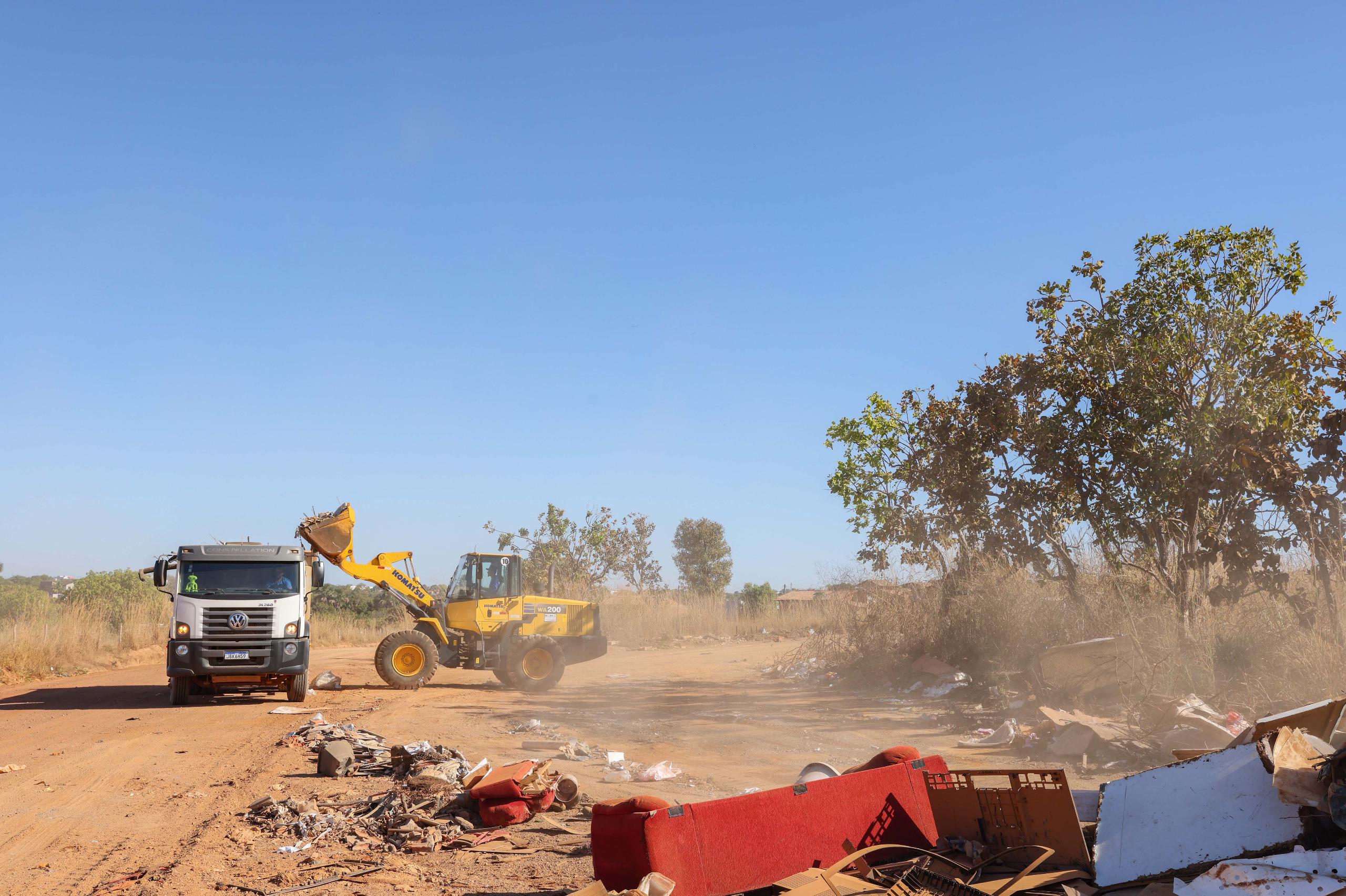 Prefeitura de Palmas retira 340 toneladas de lixo descartado irregularmente próximo ao Aterro Sanitário