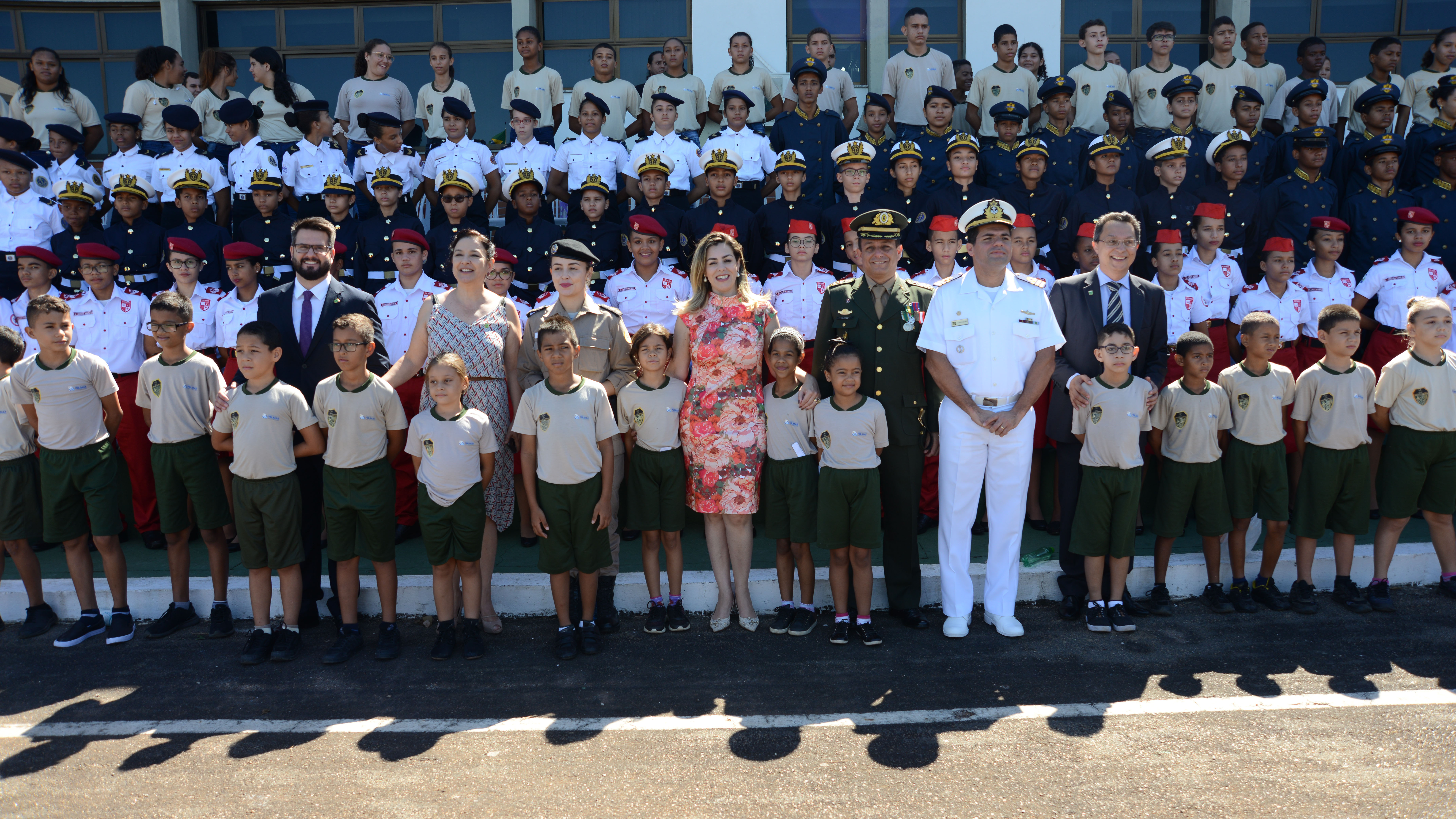 Prefeita Cinthia Ribeiro e alunos de escolas municipais comemoram Dia do Exército