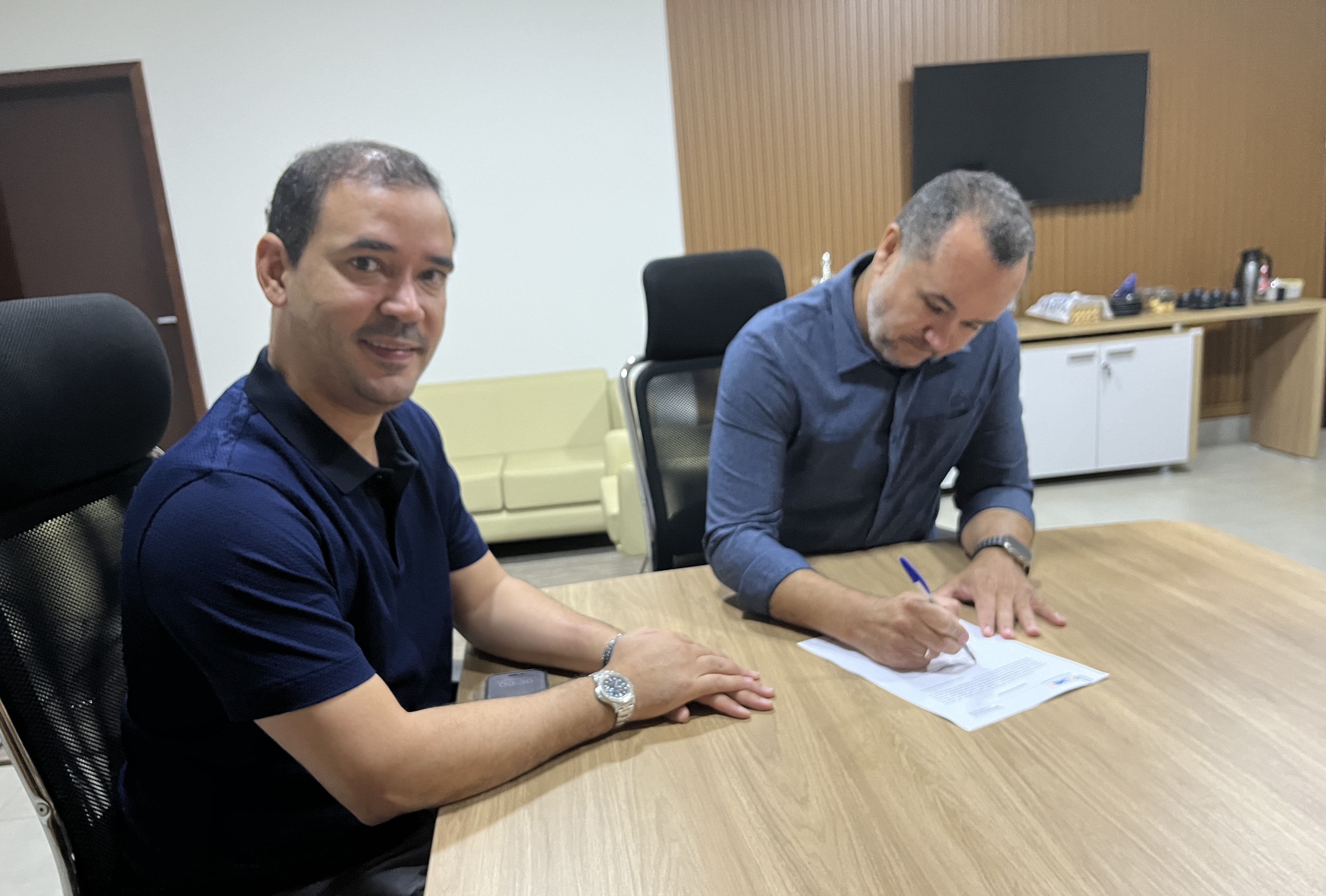 Secretário Municipal de Infraestrutura e Habitação, Paulo Cezar Monteiro, assina ordem de serviço para início imediato das intervenções no Kartódromo de Palmas – Foto: Divulgação