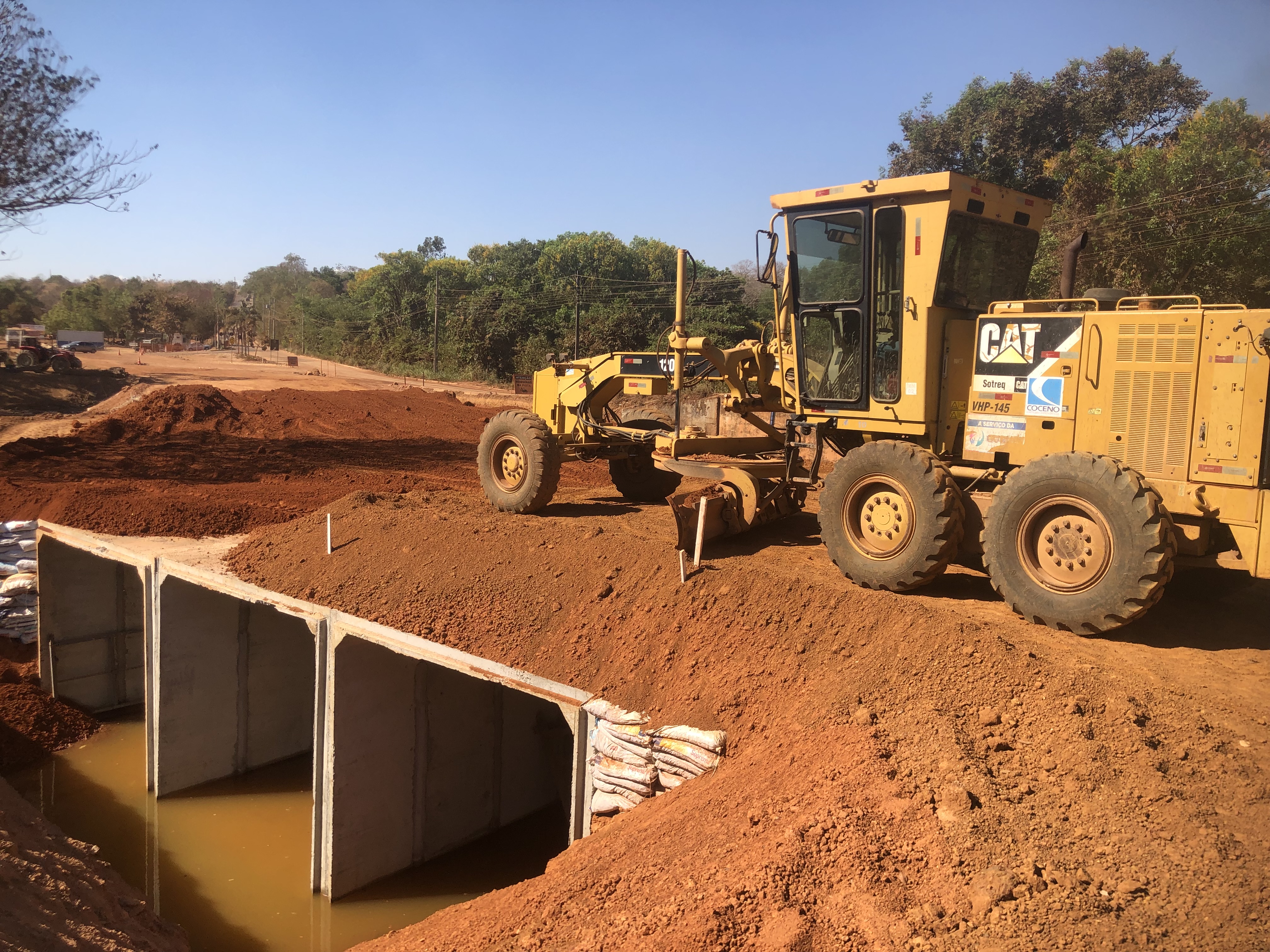 Equipes executam serviços de terraplanagem da nova via sobre o bueiro – Foto: Divulgação