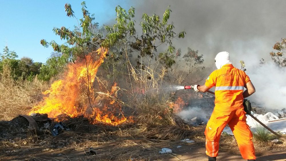 Defesa Civil combate dois focos de incêndio na Capital nesta sexta-feira, 25