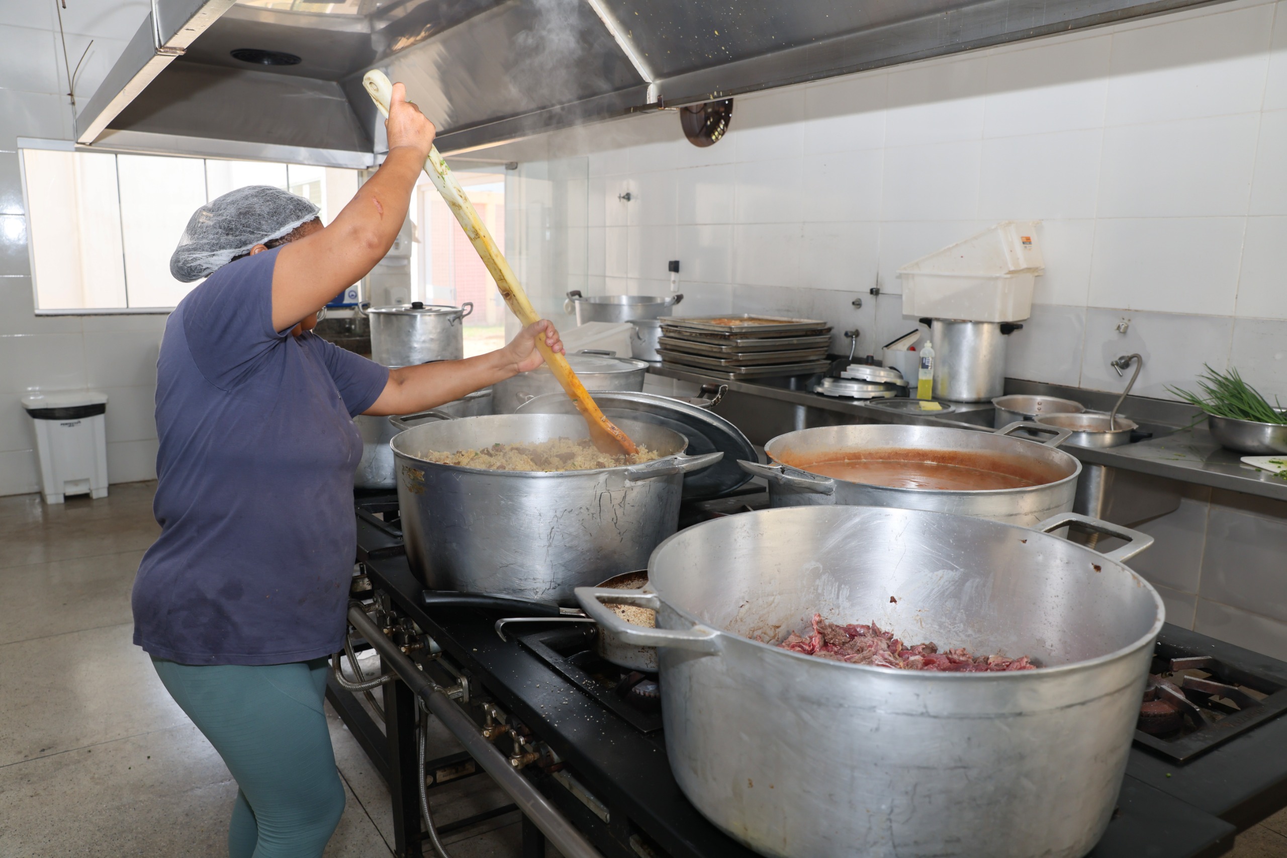 A variedade e a qualidade dos produtos também motiva o time de merendeiras durante o preparo das refeições - Francisco Barros