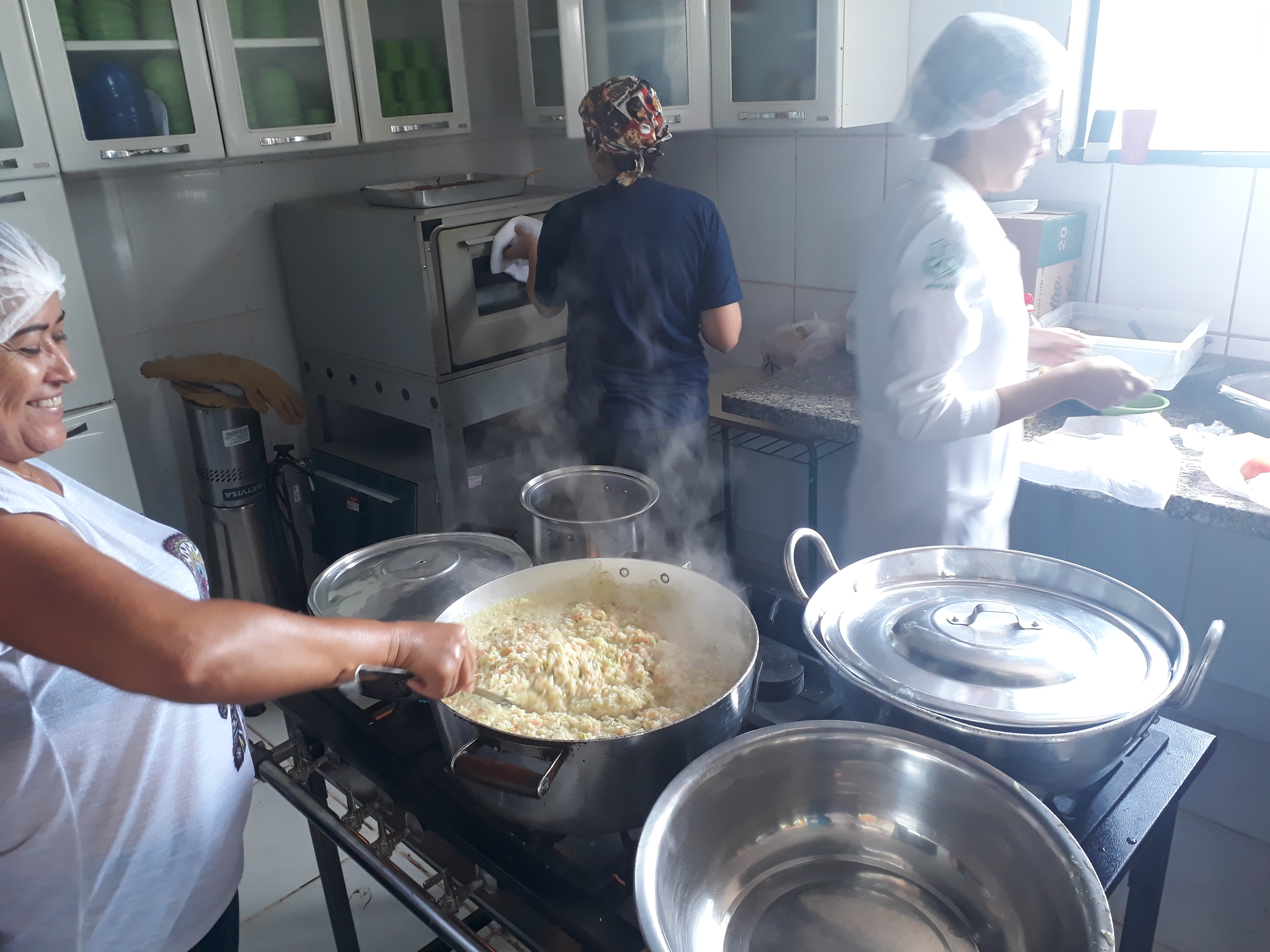 Merendeiras da rede municipal de ensino recebem capacitação na ETI João Beltrão