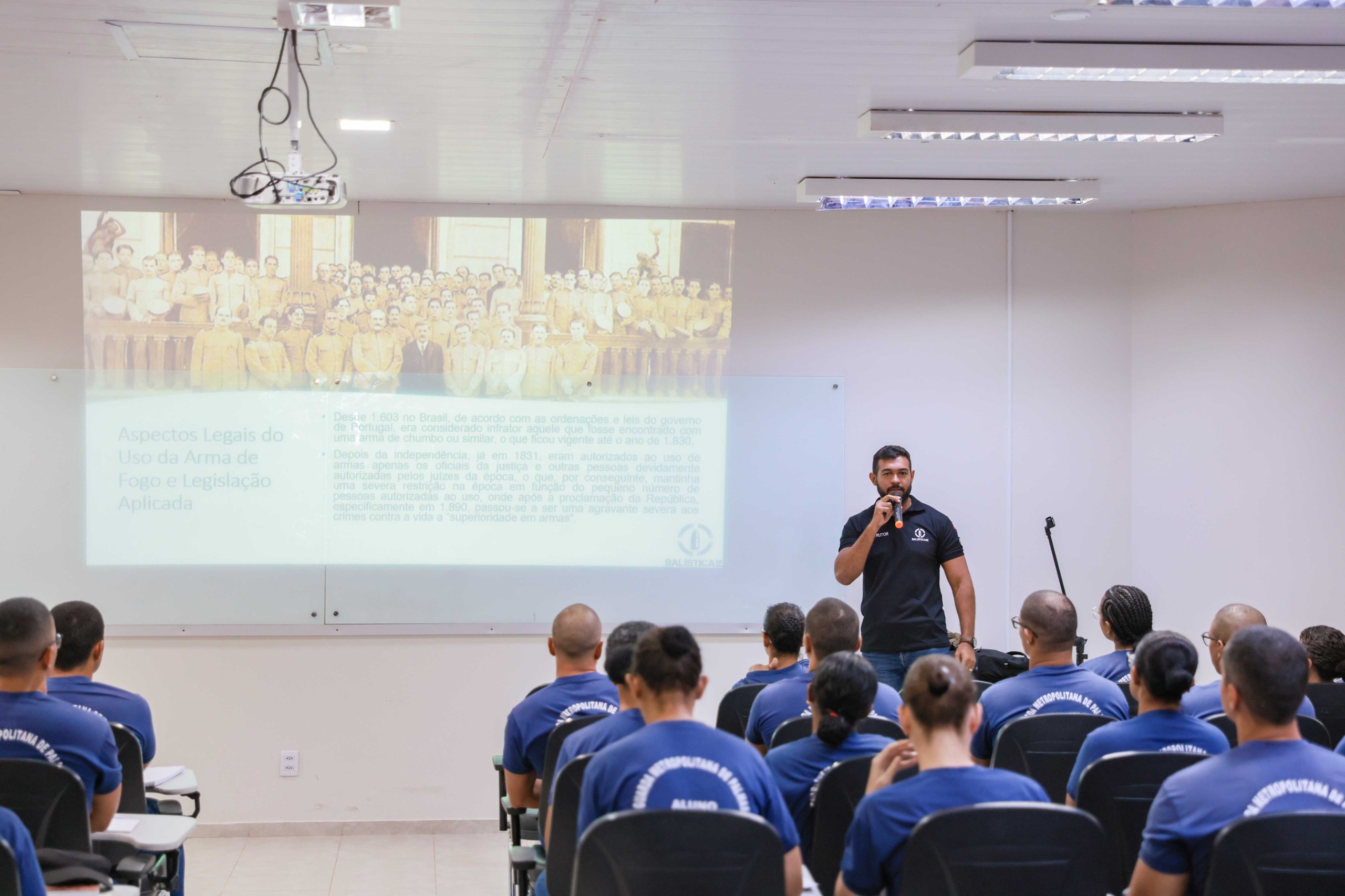 O curso de Armamento e Tiro está sendo ministrado pelos instrutores credenciados pela Policia Federal,  Jairo Araújo Moura e Janevi Azevedo