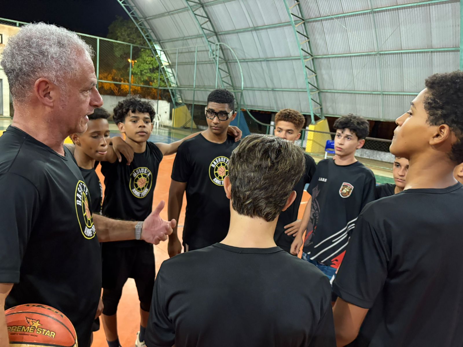 O basquete é uma das modalidades esportivas praticadas na unidade educacional que atrai um grande número de estudantes