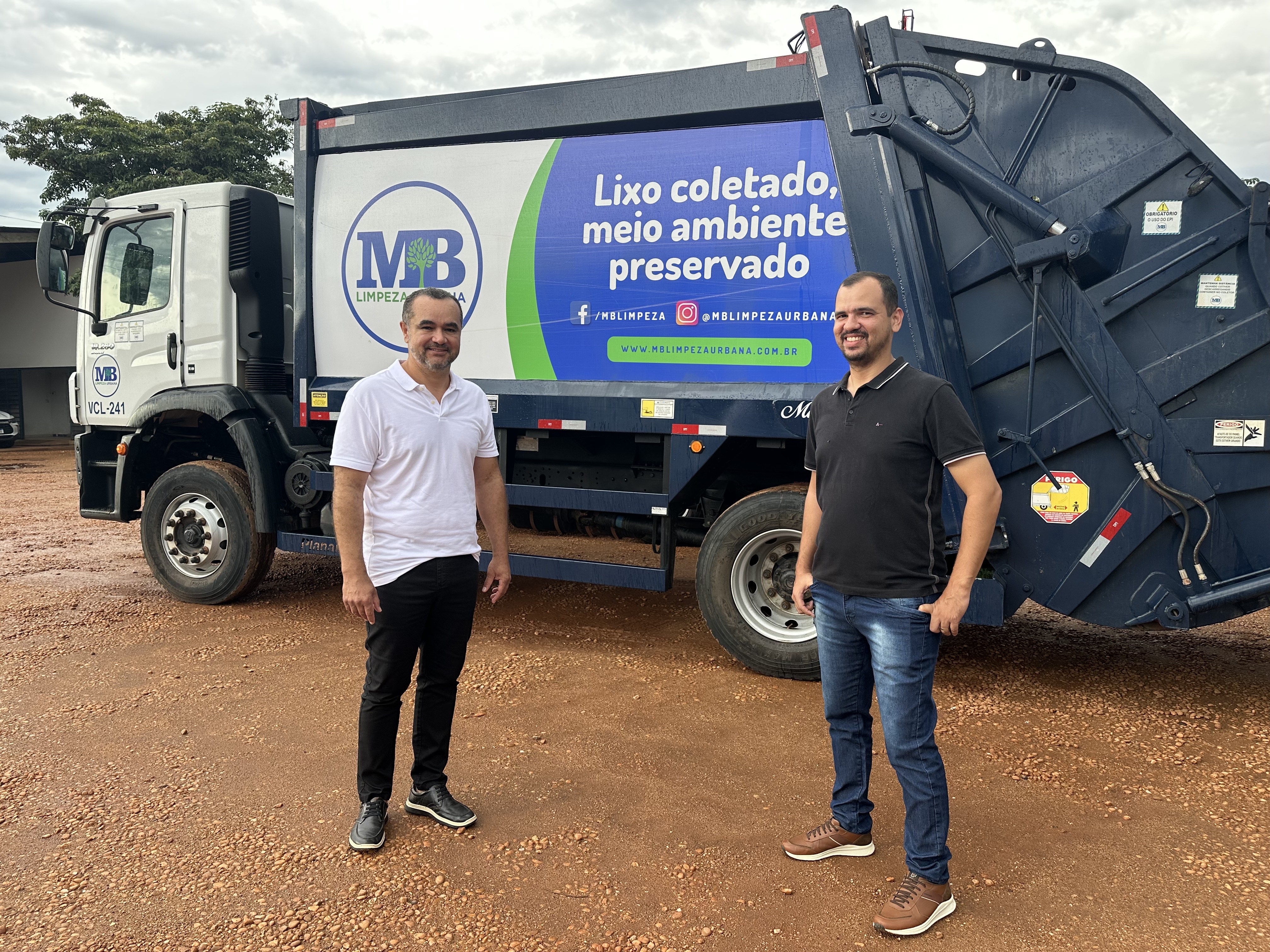 Secretário da Seio, Paulo Cezar Monteiro, visitou a garagem da empresa contratada pela Prefeitura de Palmas para verificar os novos veículos – Foto: Divulgação