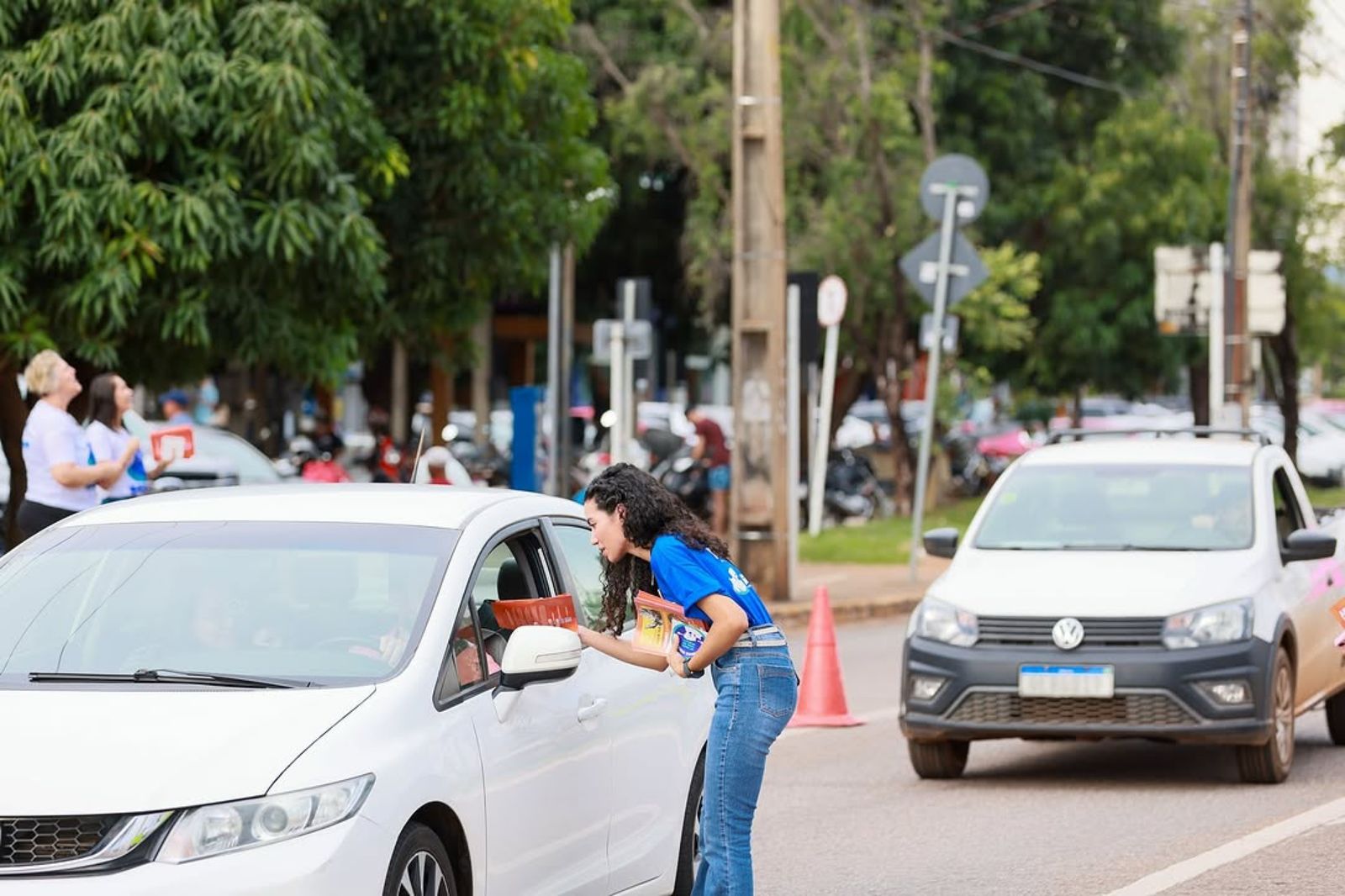 Blitz educativa orienta motoristas sobre a prevenção aos maus-tratos contra animais, em ação da campanha Abril Laranja.