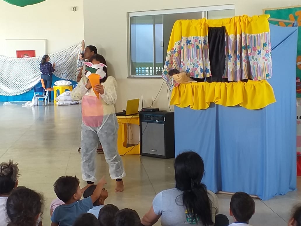 Vários equipamentos da Sedes comemoram a Páscoa com entrega de ovos e apresentação teatral
