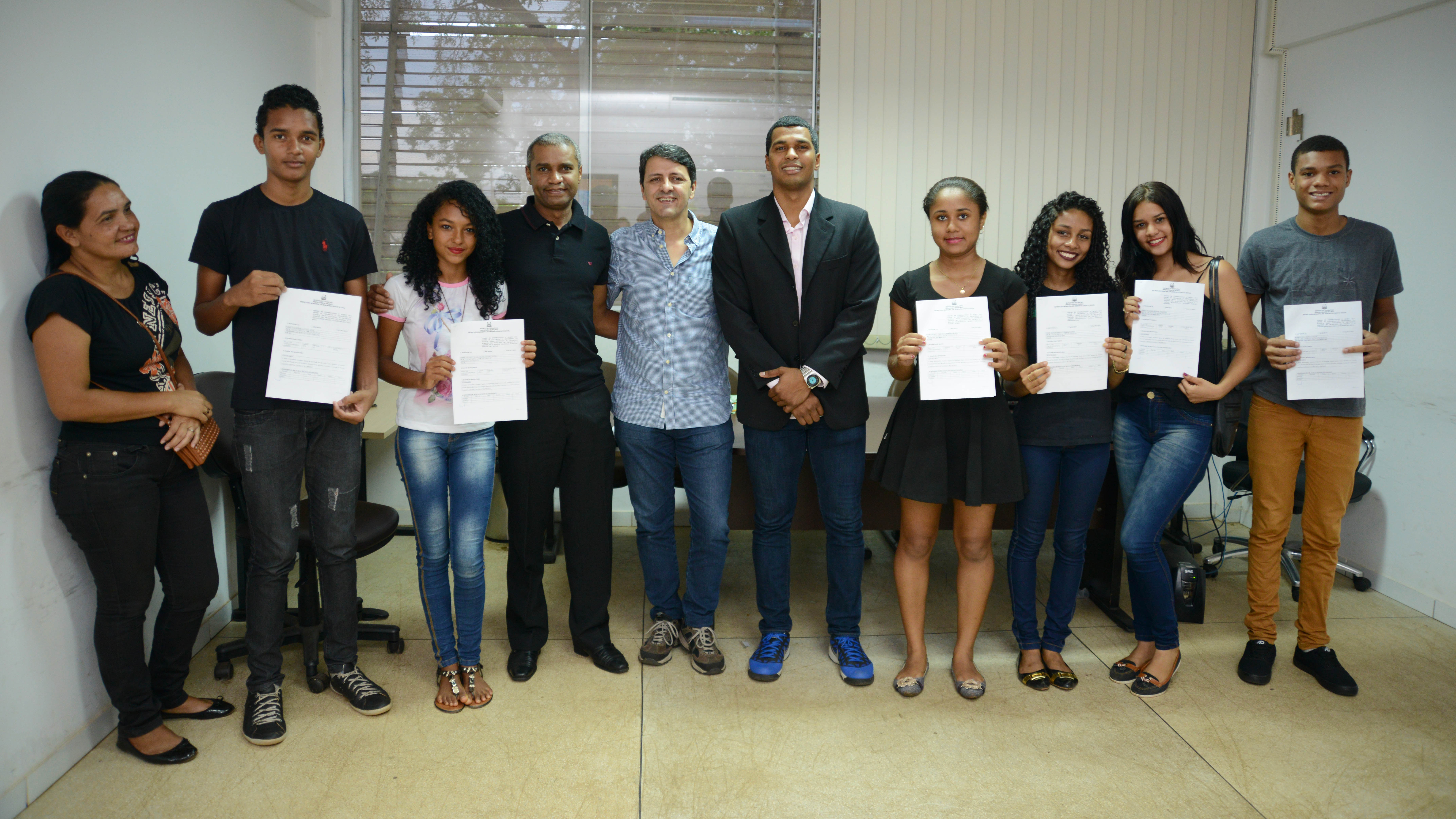 Estudantes assinam contrato para atuar como monitores no Projeto Coquelino