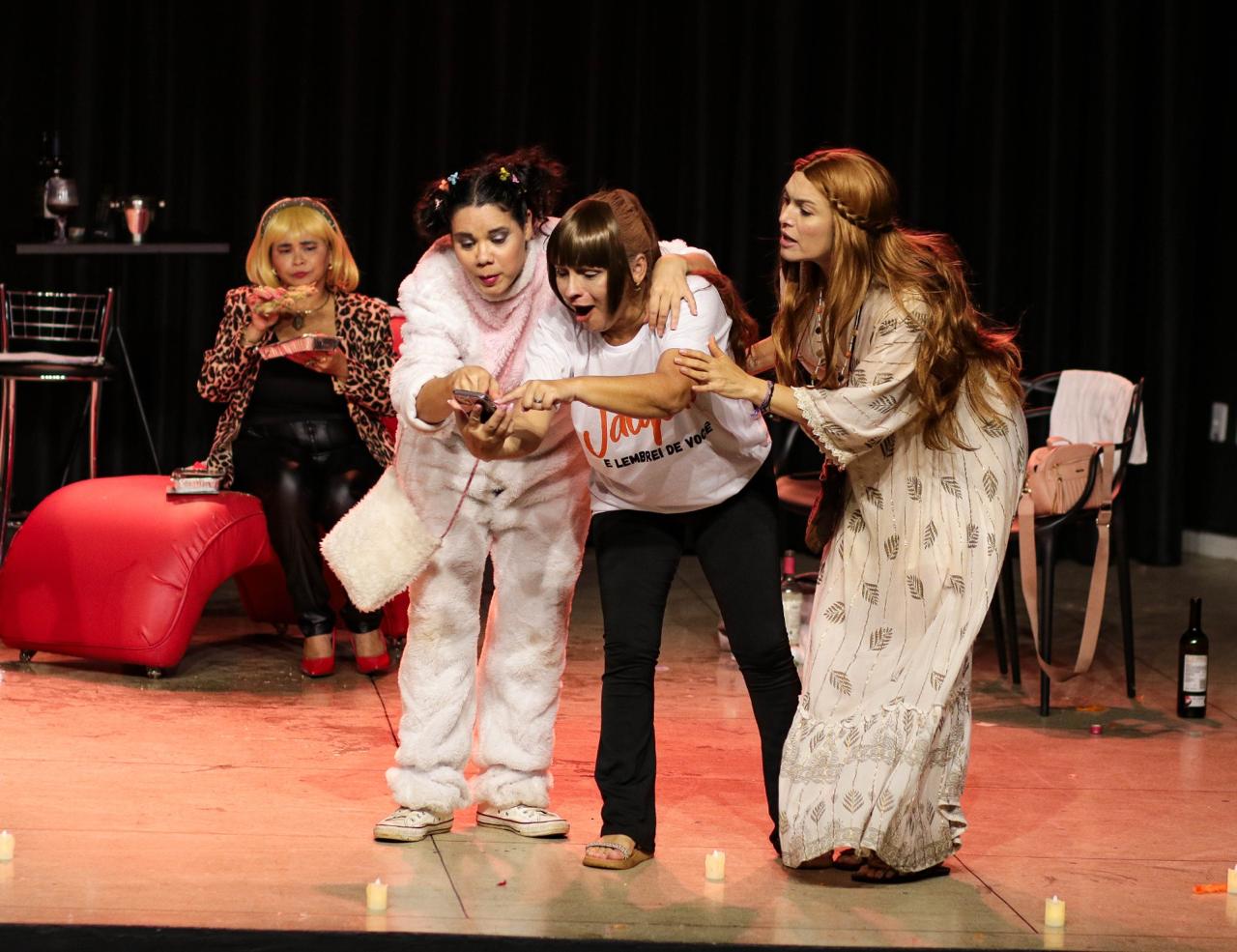 Espetáculo convida o público a refletir sobre temas como divórcio, maternidade solo, independência financeira, envelhecimento, sexualidade e a busca por aceitação