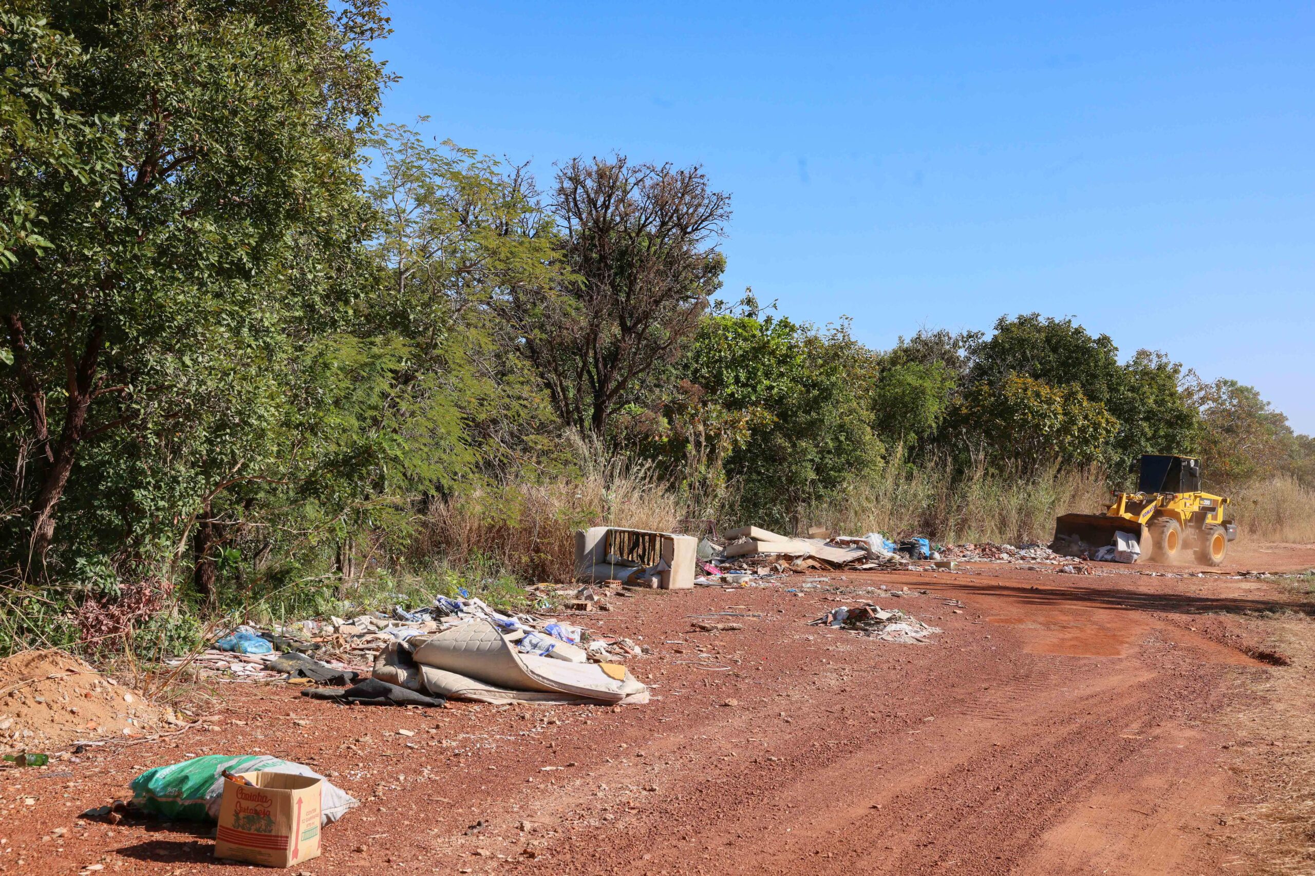 Prefeitura de Palmas realiza força-tarefa e retira entulhos da Avenida Parque, na região sul