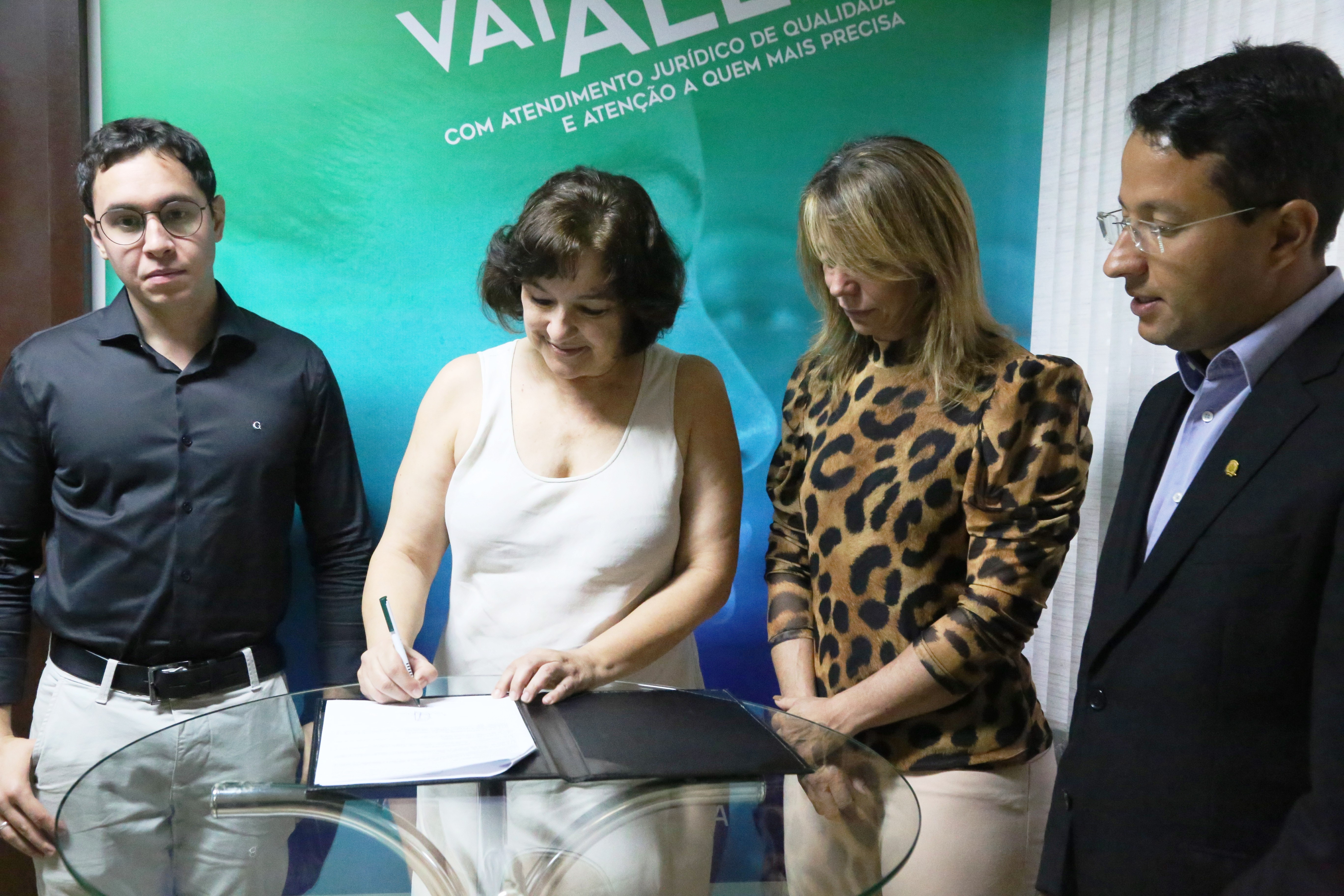 Município e Defensoria firmam cooperação técnica para ofertar cursos profissionalizantes a adolescentes cumprindo medidas socioeducativas