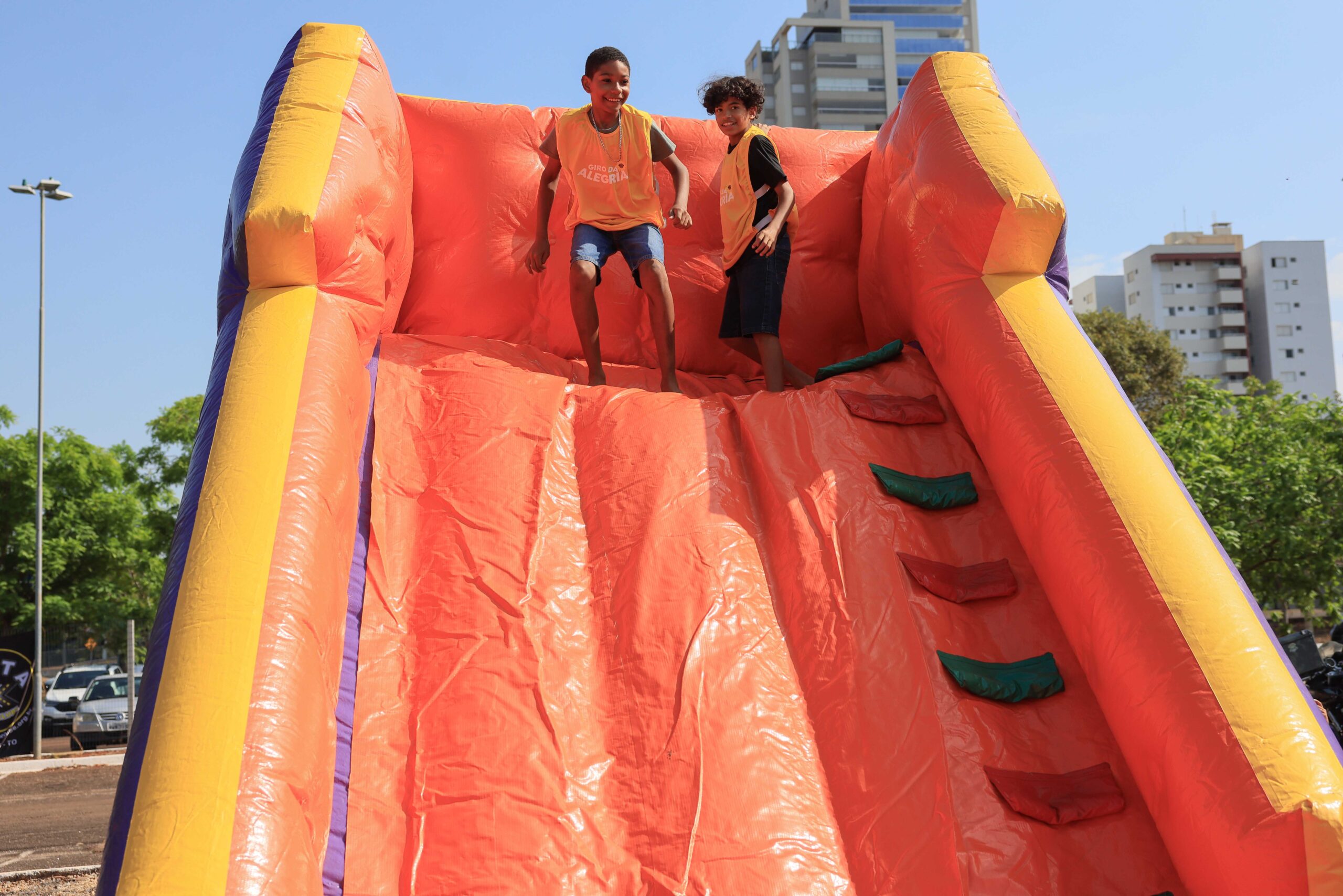 Crianças atendidas por projetos sociais de Palmas ganham programação especial com diversão e arte