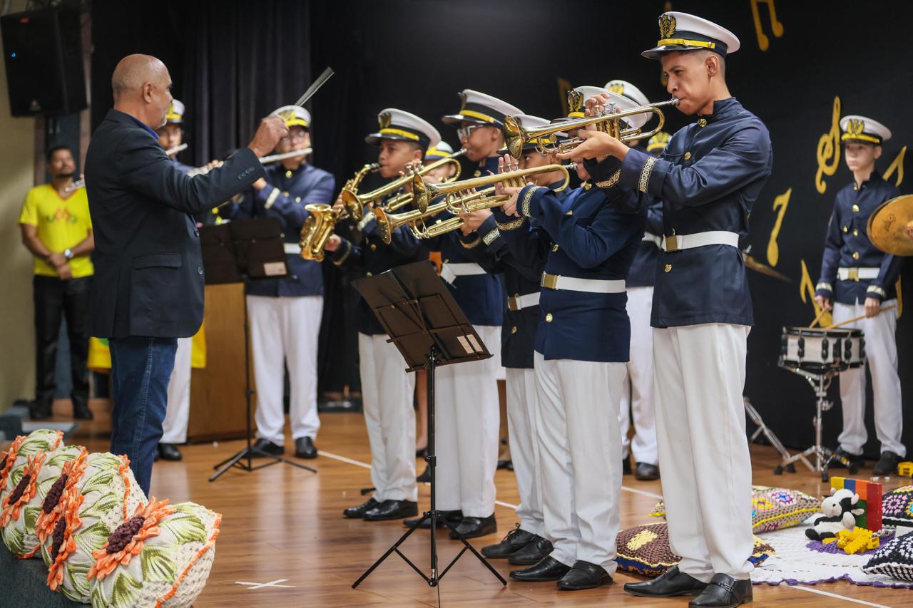 Orquestra de Música da ETI Almirante Tamandaré abriu o evento com a execução do Hino Nacional e canções da música popular brasileira