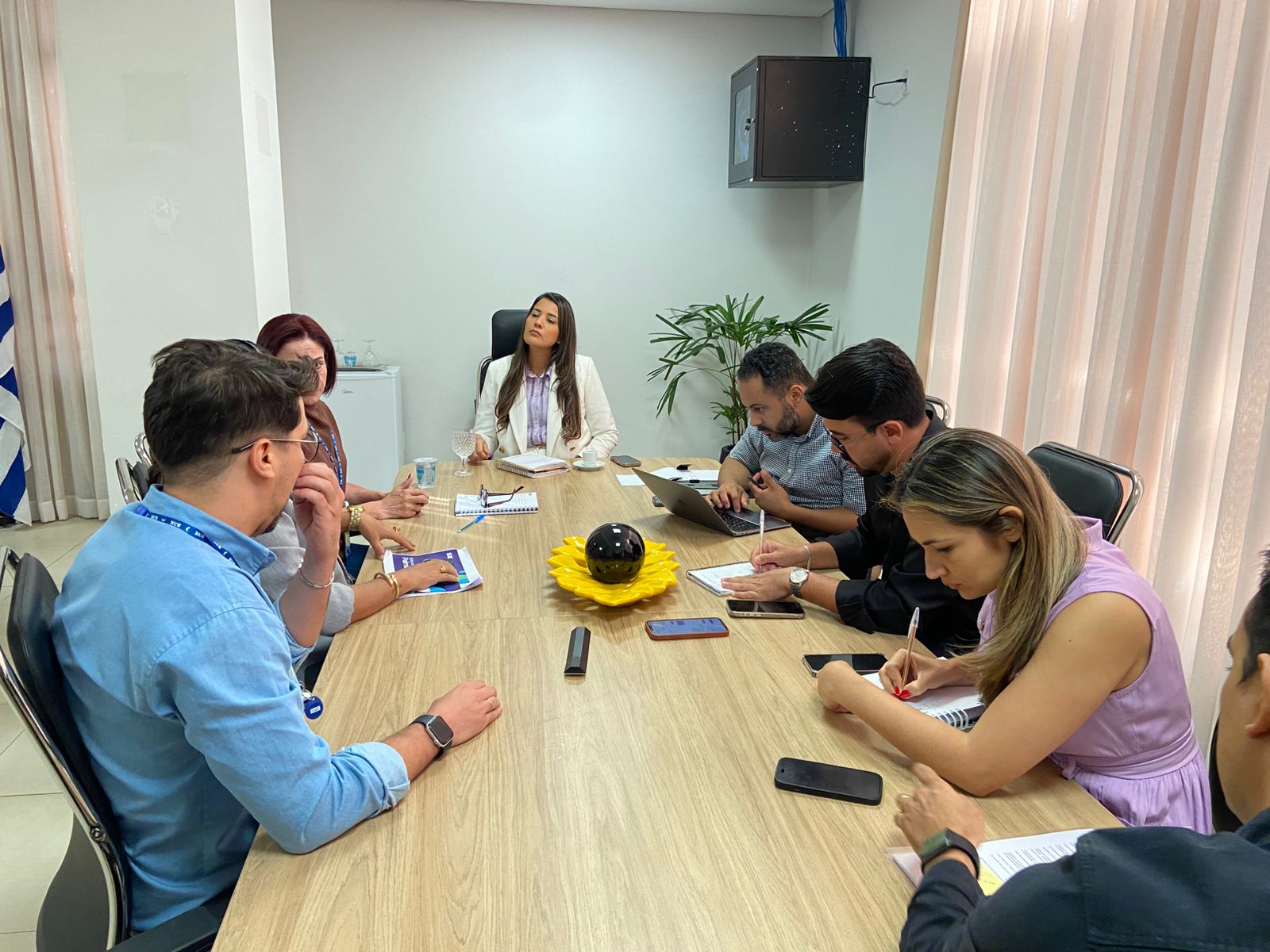 A secretária recebeu em seu gabinete técnicos da BRK para tratar sobre a implantação do projeto Fonte de Futuro, que propõe atender escolas da zona rural