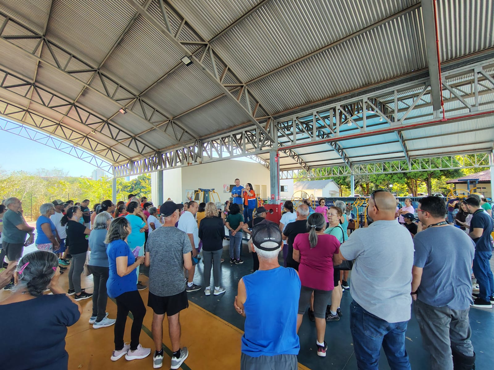 Cerca de 100 idosos participaram da palestra educativa ministrada pela educadora social da Defesa Civil de Palmas Flavia Oliveira sobre  queimadas