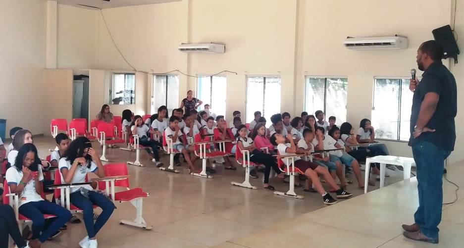 Palestra realizada na ETI Vinícius de Moraes pelo projeto ‘Defensoria nas Escolas’ aborda o tema ‘A vida sem Drogas’
