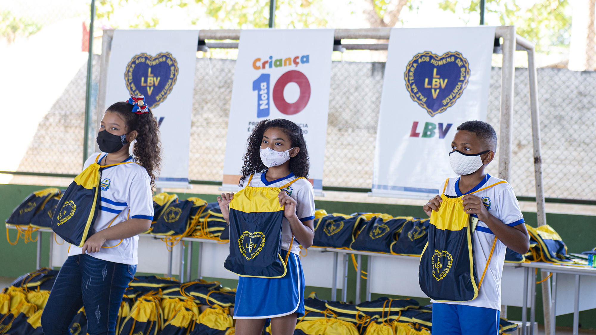 Alunos da ETI Santa Bárbara e Escola Municipal Lúcia Sales recebem kits escolares nesta quarta-feira, 11