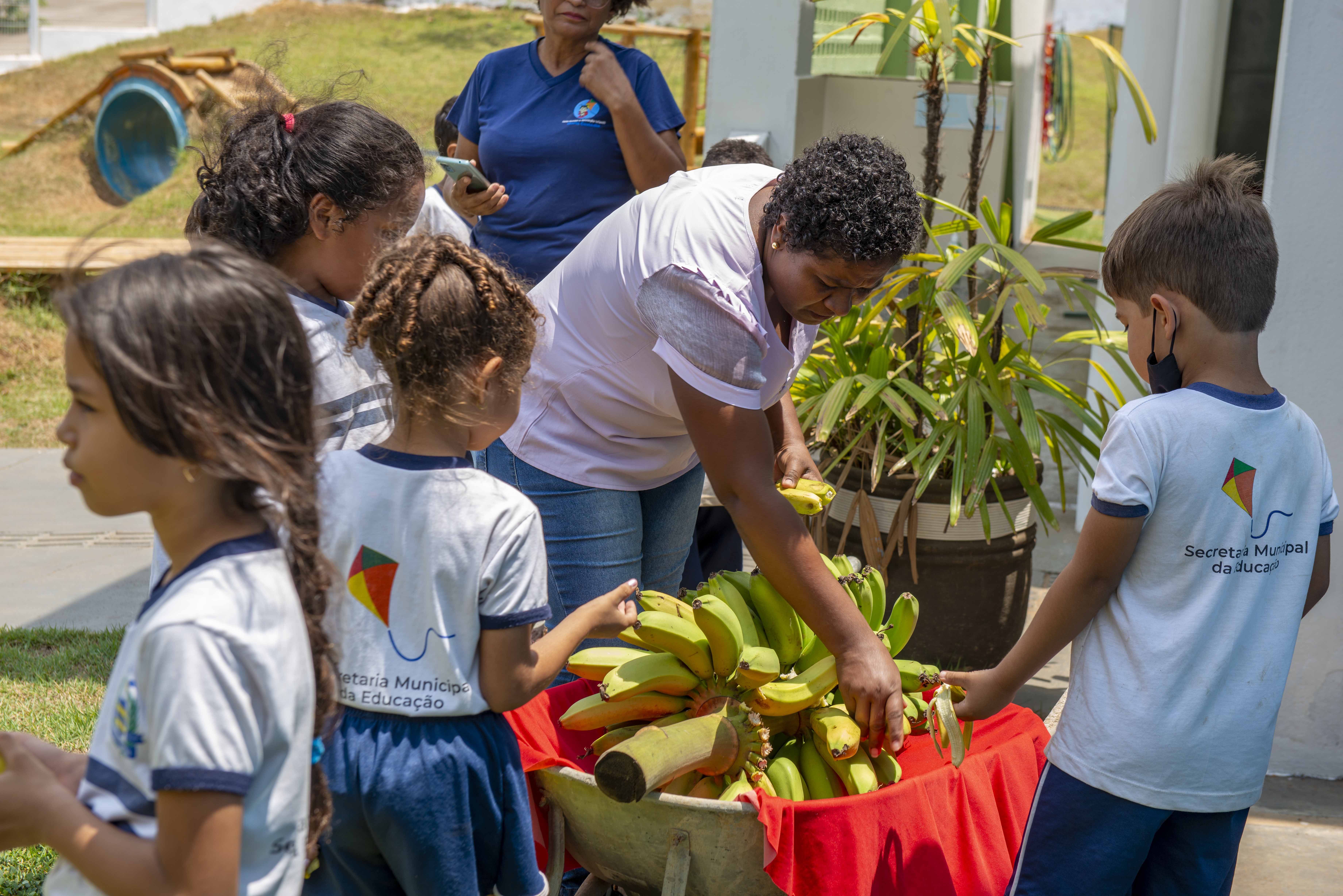 Fazendinha do Calor Humano distribui uma tonelada de banana para rede municipal