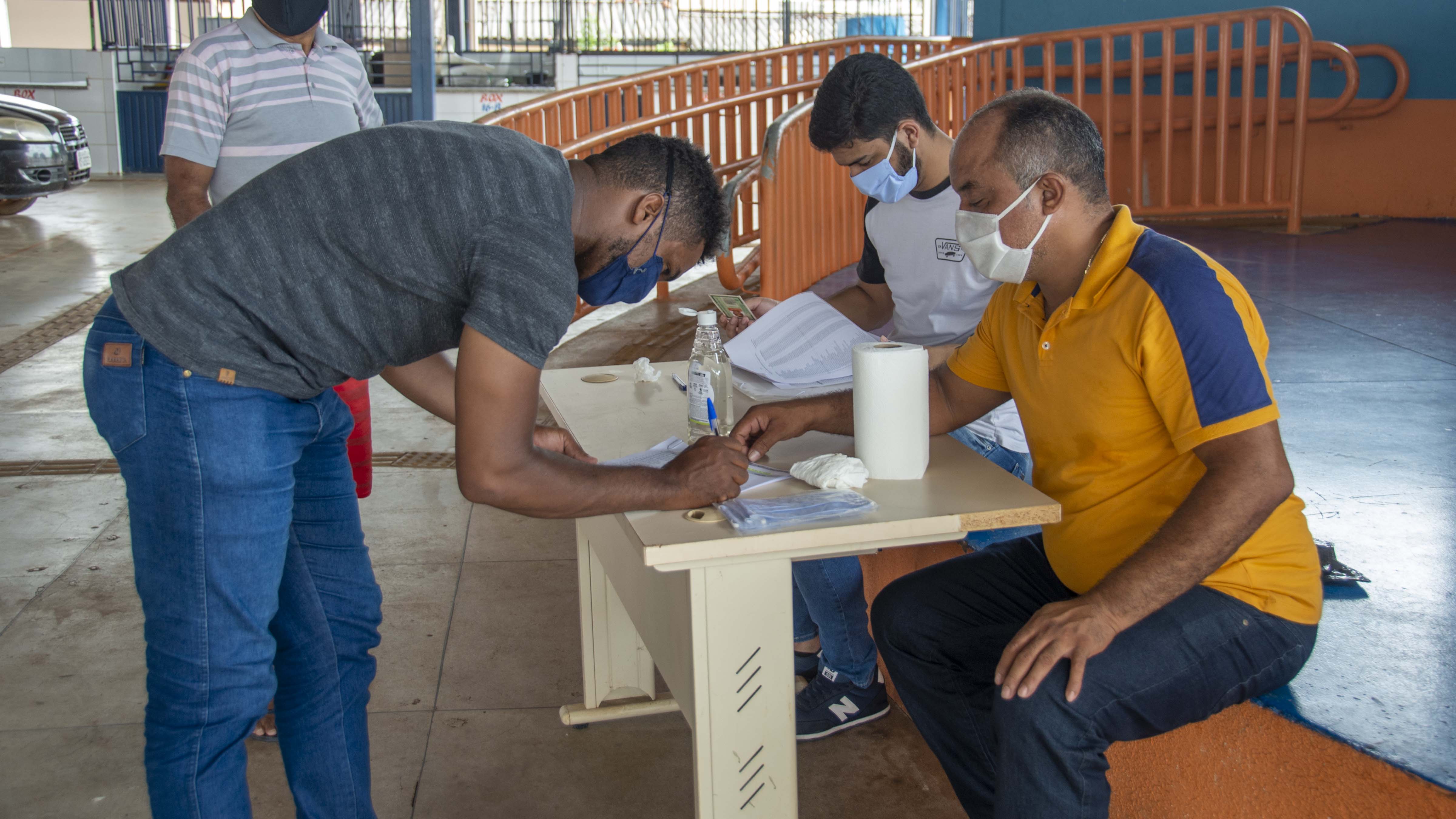 Mototaxistas da Capital recebem kit alimentação