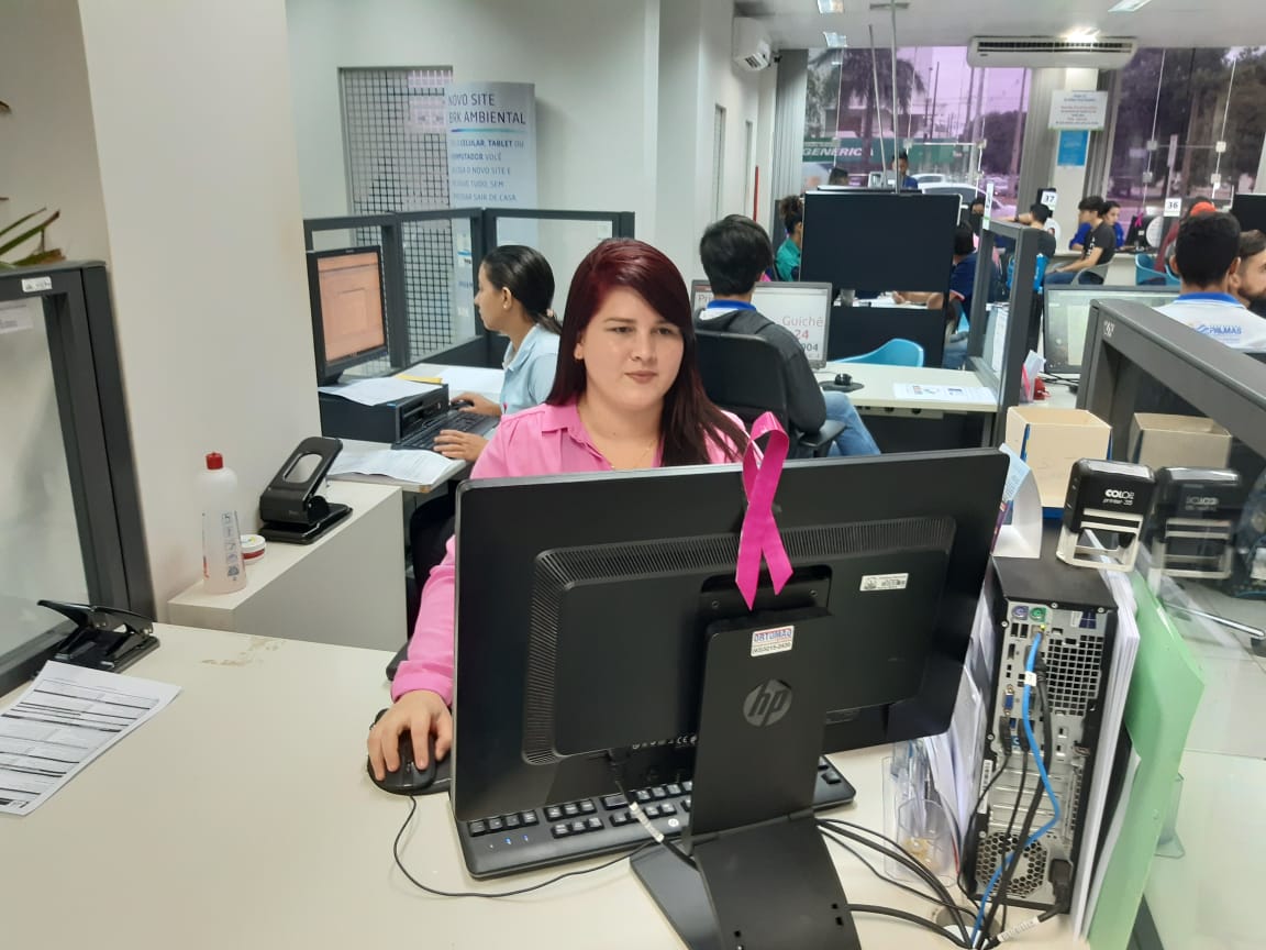 Ação de apoio a campanha do Outubro Rosa é realizada no Resolve Palmas