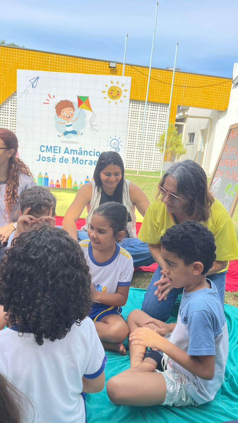 Entre conversas, abraços e sorrisos, os avós puderam compartilhar vivências e acompanhar de perto o desenvolvimento das crianças