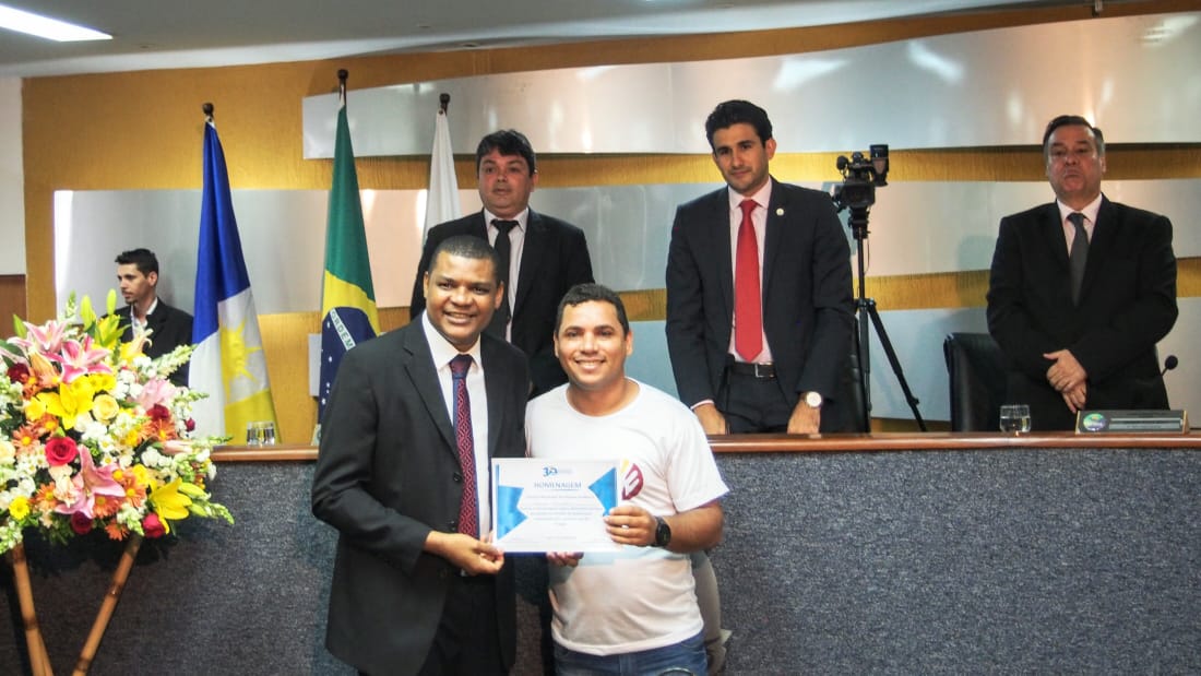 Servidor da Fundação Municipal de Juventude é homenageado em sessão solene por atuação no combate às drogas