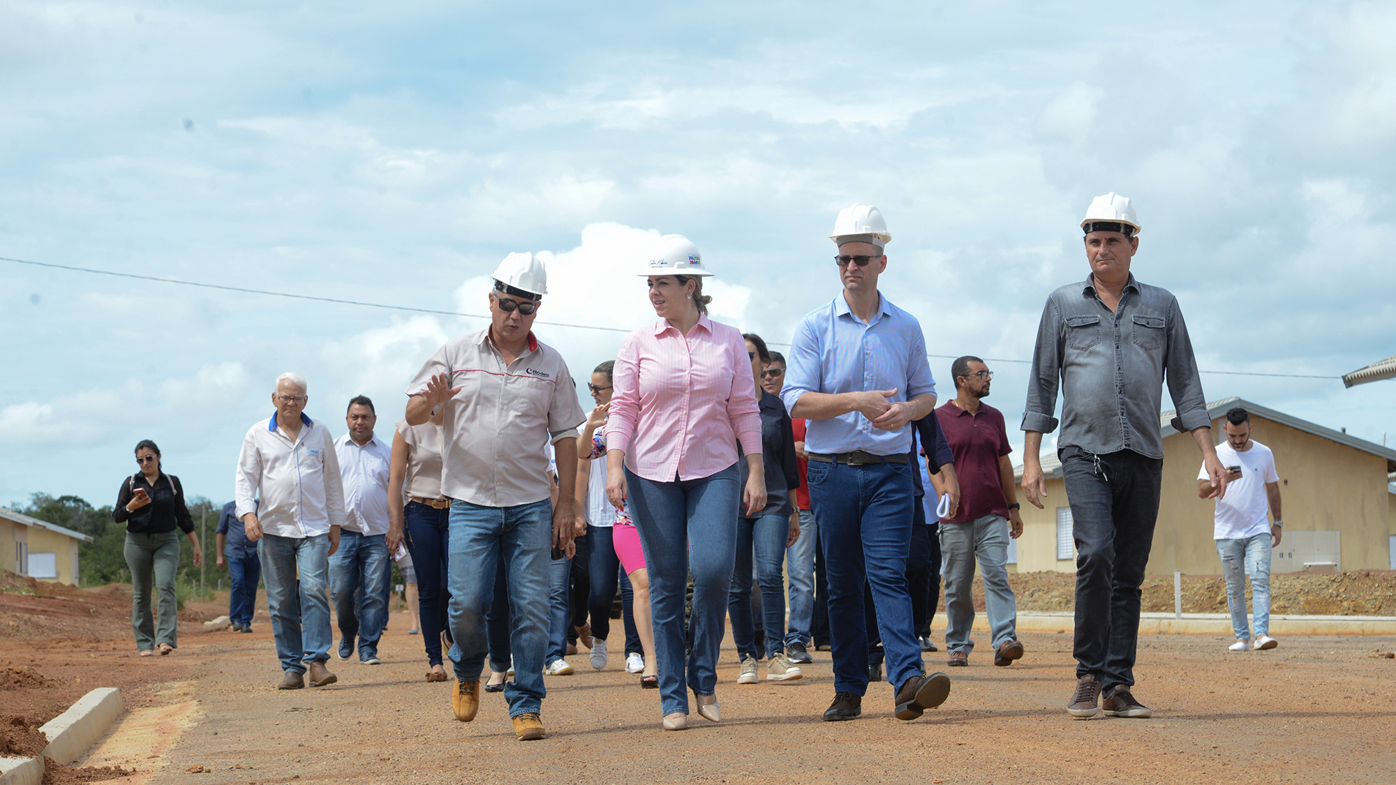 Cinthia Ribeiro visita canteiro de obras do empreendimento Recanto das Araras I