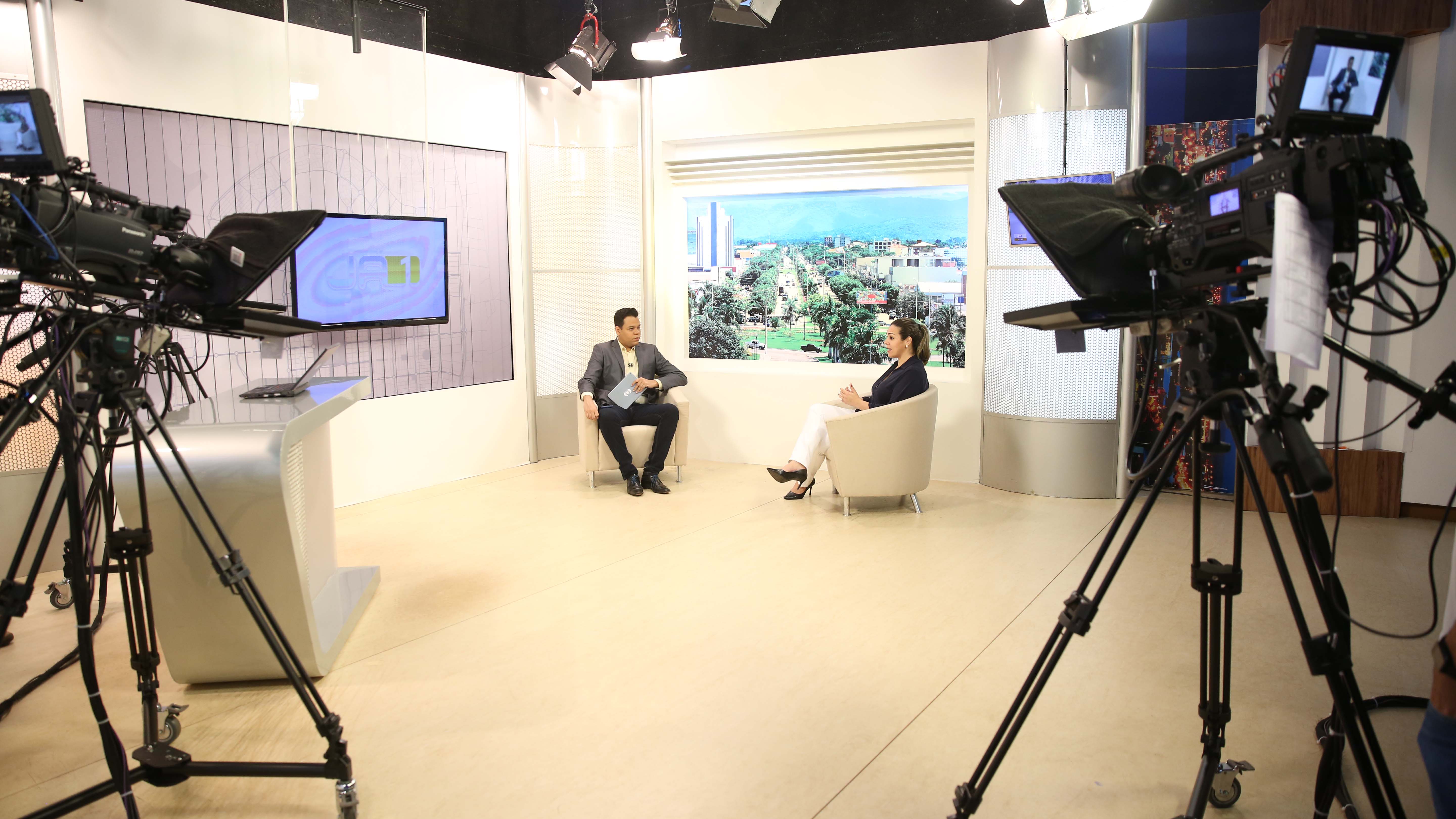 Em entrevista, prefeita Cinthia Ribeiro tranquiliza população e pede a todos que continuem em casa