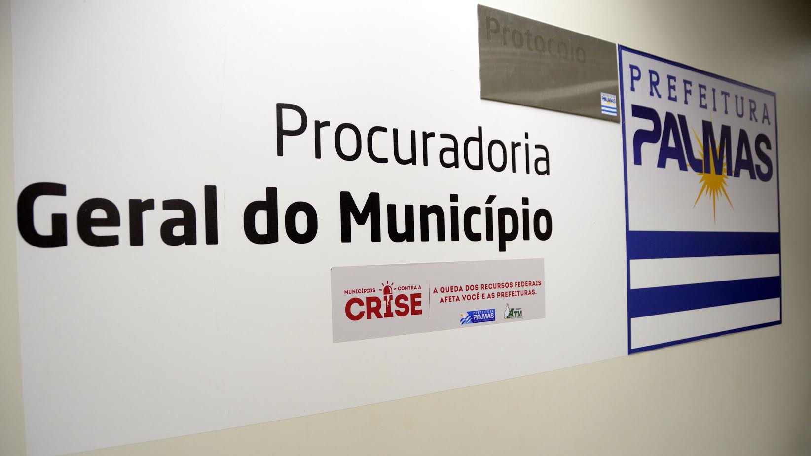 TJ - TO suspende julgamento de ação que discute transposição de analistas jurídicos ao cargo de Procurador do Município de Palmas