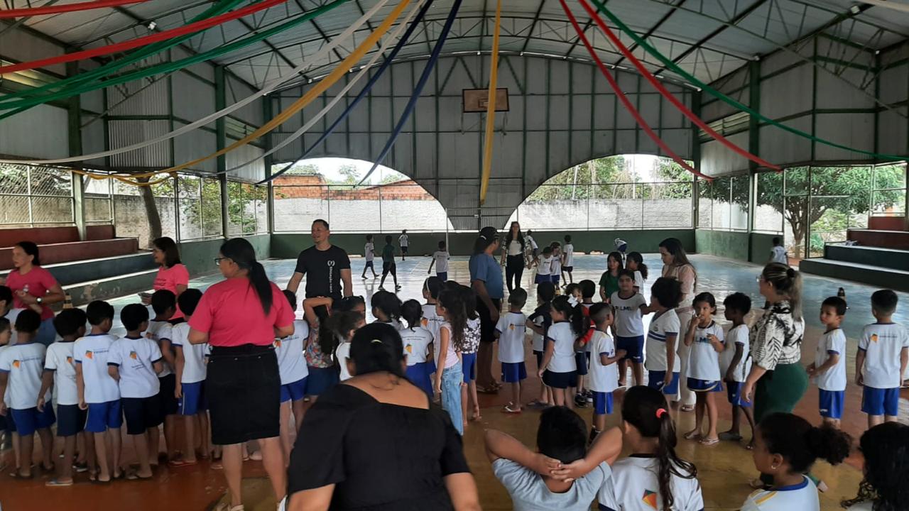 Ambientes como salas de aula, refeitório e quadra foram visitados pelos novos estudantes