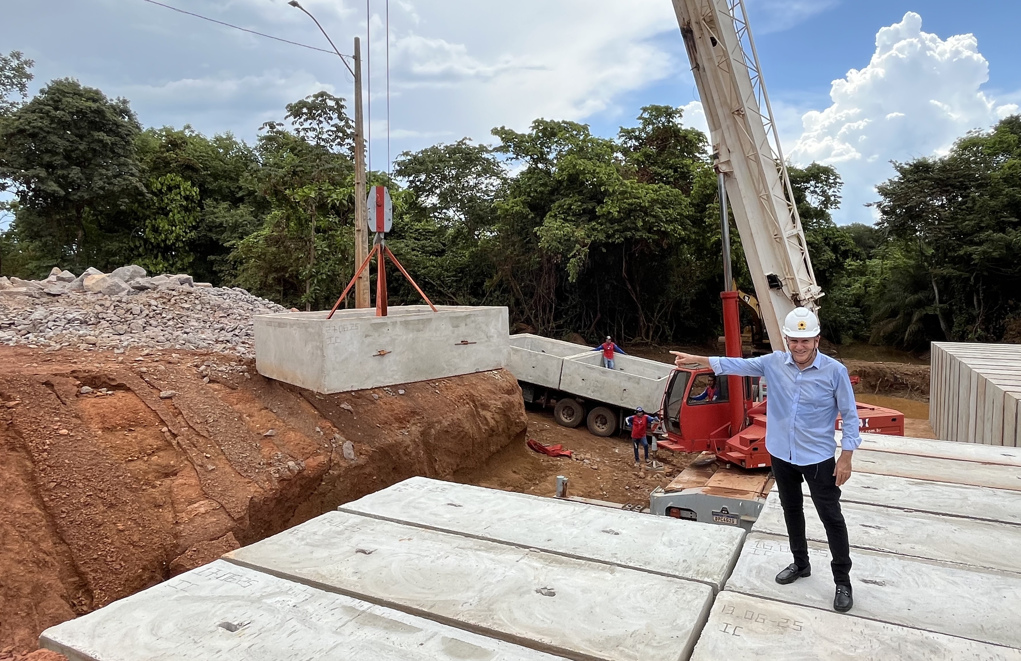 Prefeito de Palmas, Eduardo Siqueira Campos, durante visita técnica à obra do acesso norte